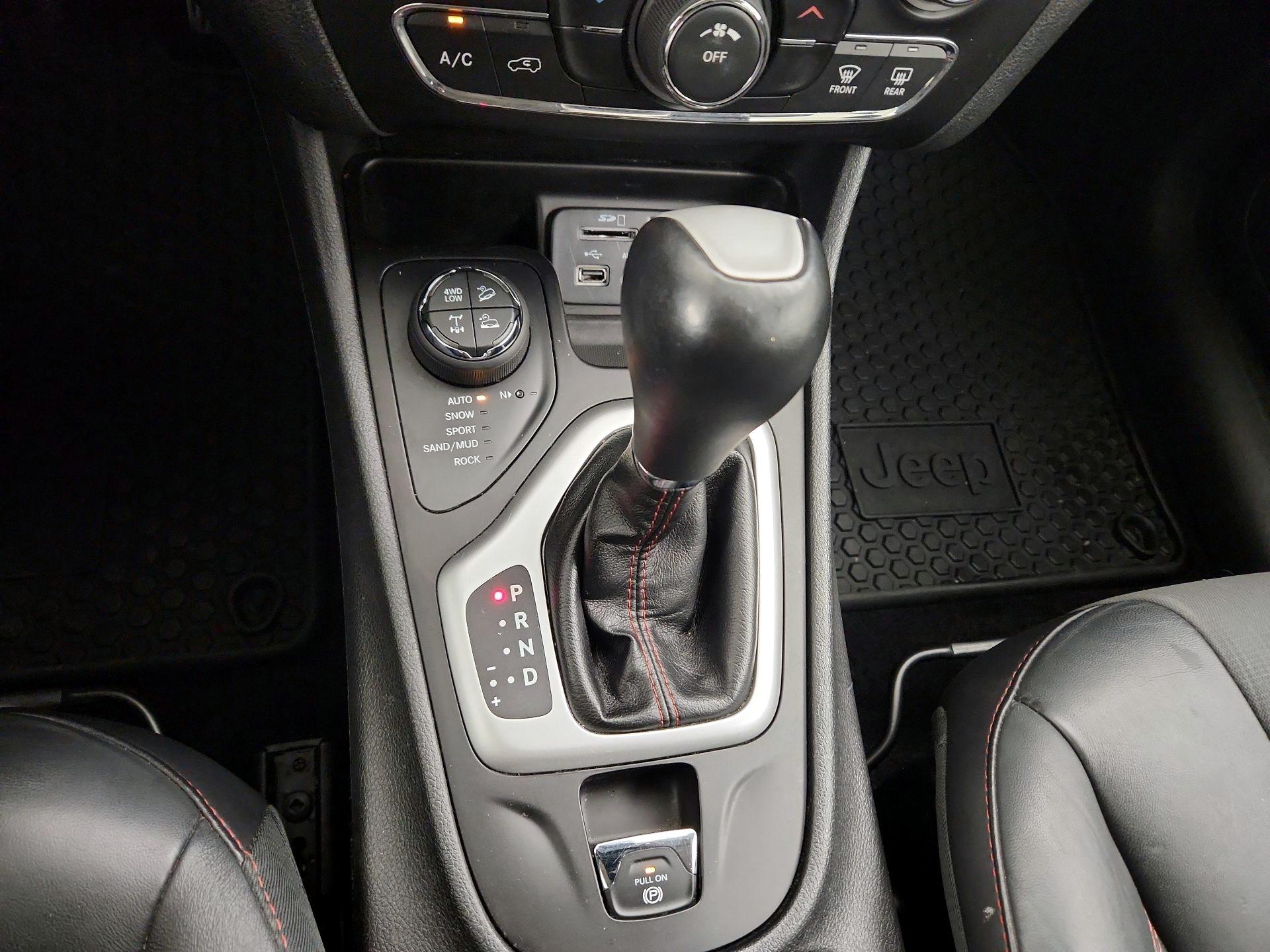 Thumbnail: 2017 Jeep Cherokee - 15