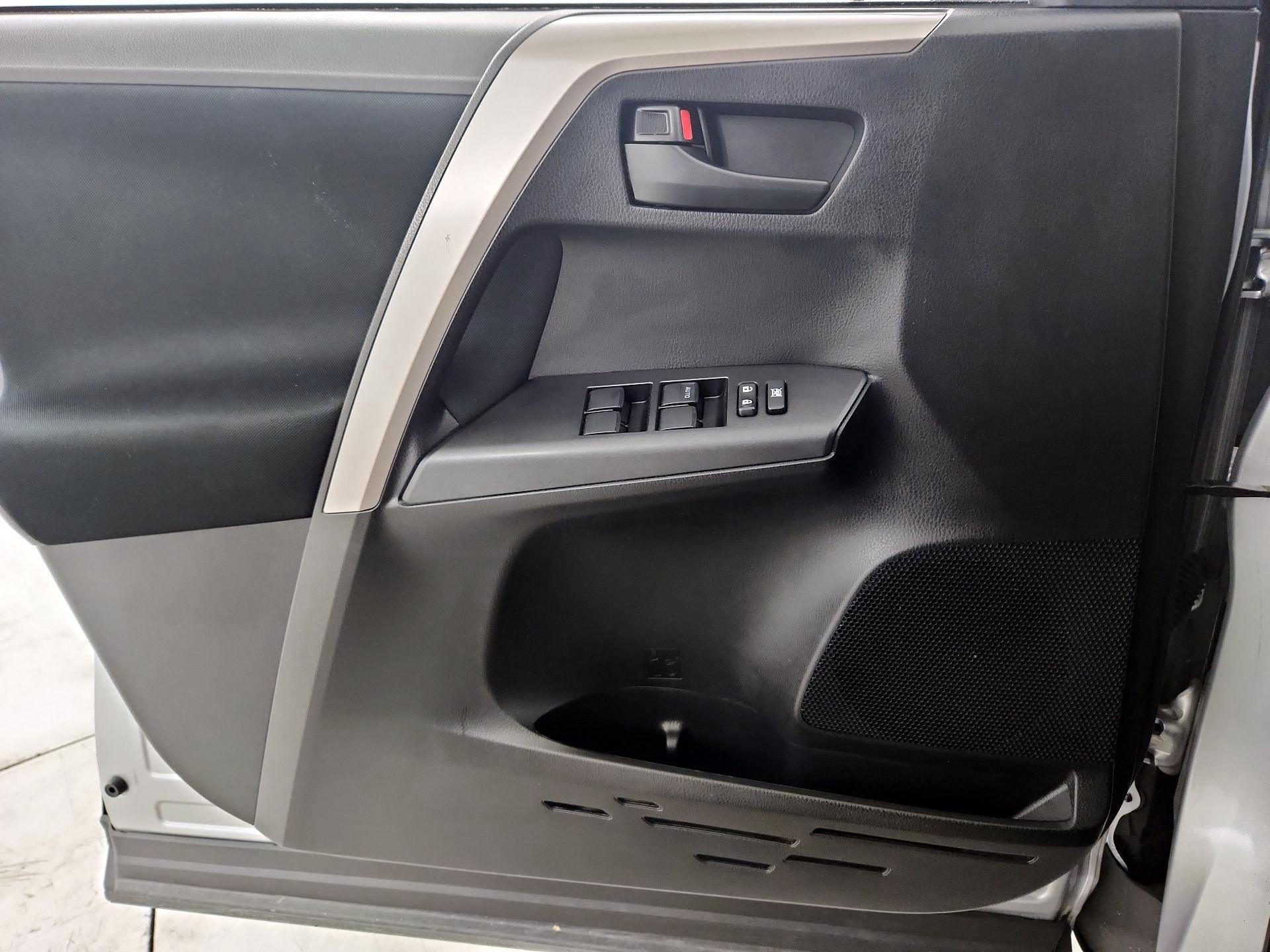 Thumbnail: 2018 Toyota RAV4 - 12