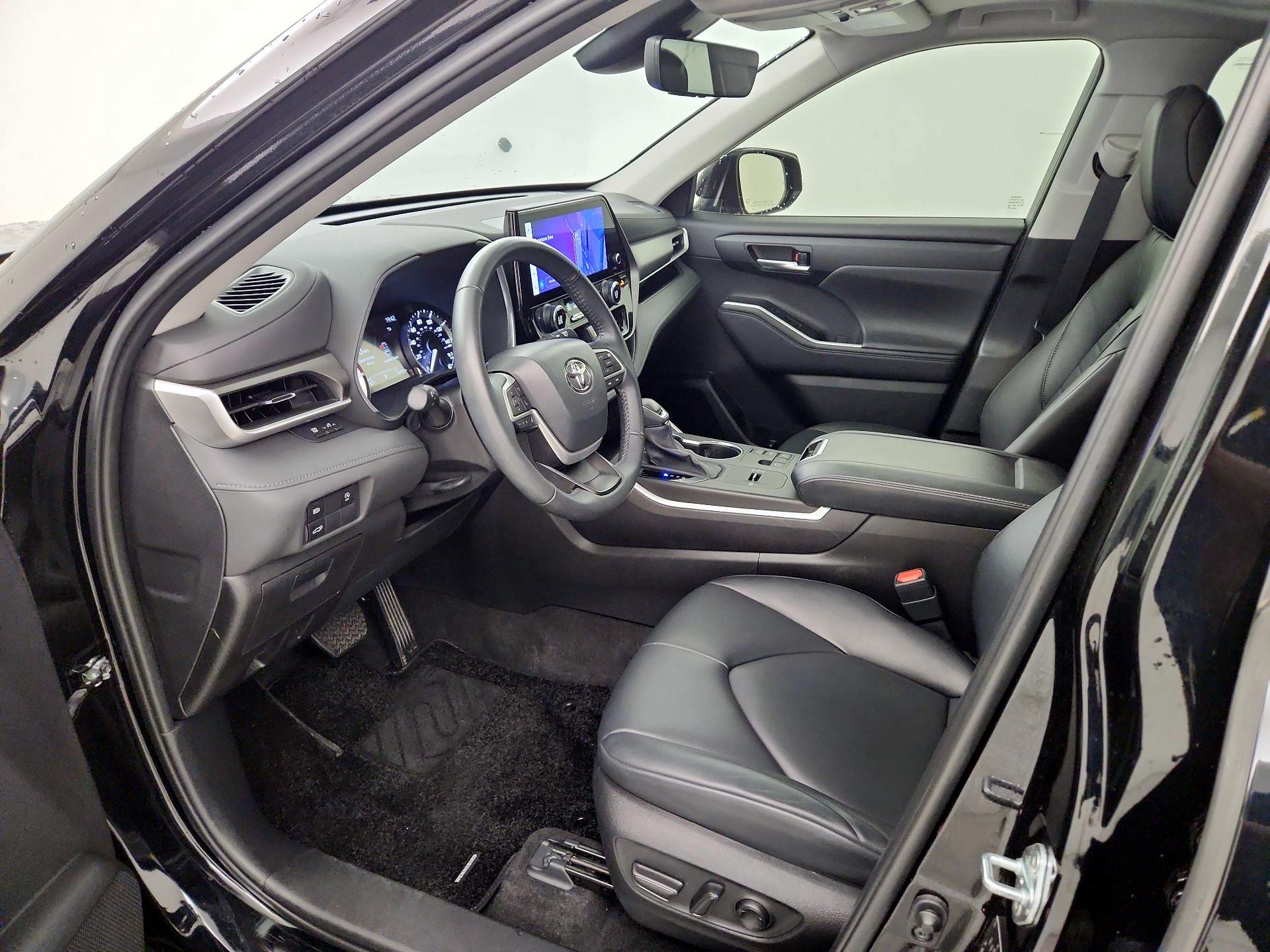 Thumbnail: 2023 Toyota Highlander - 9