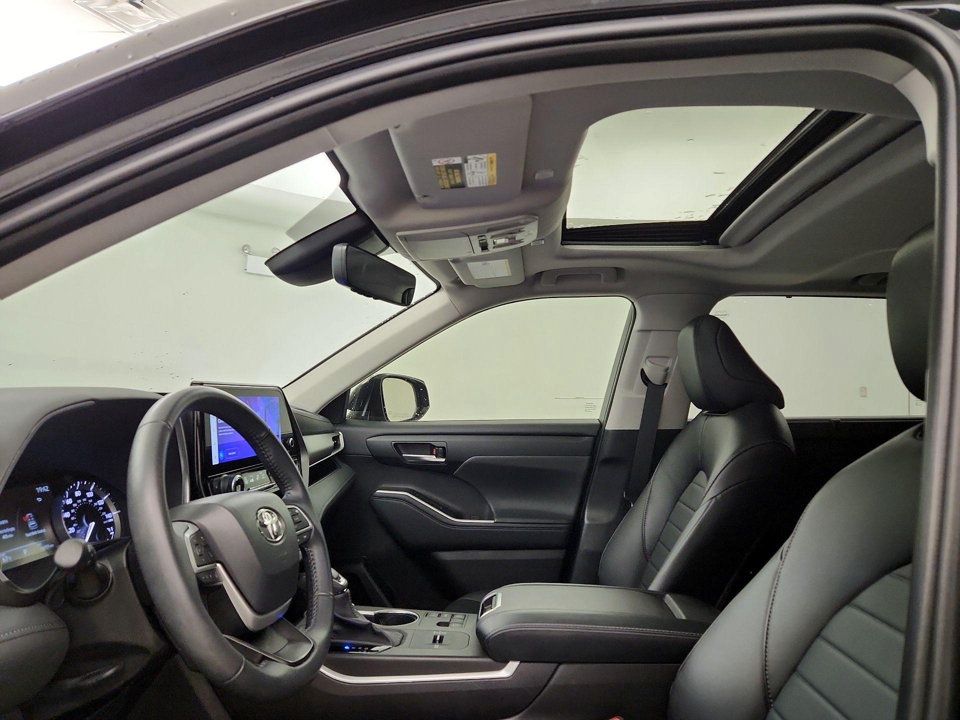 Thumbnail: 2023 Toyota Highlander - 17