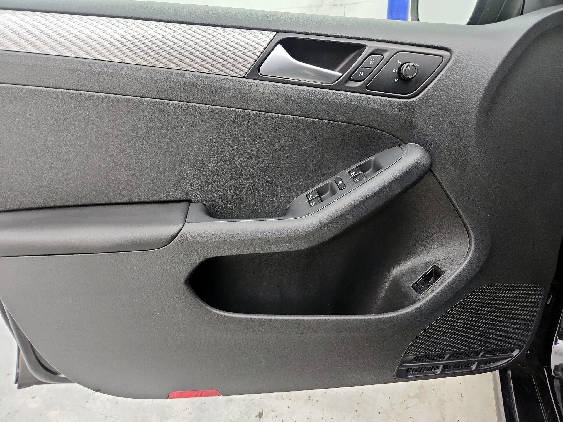 Thumbnail: 2015 Volkswagen Jetta - 12