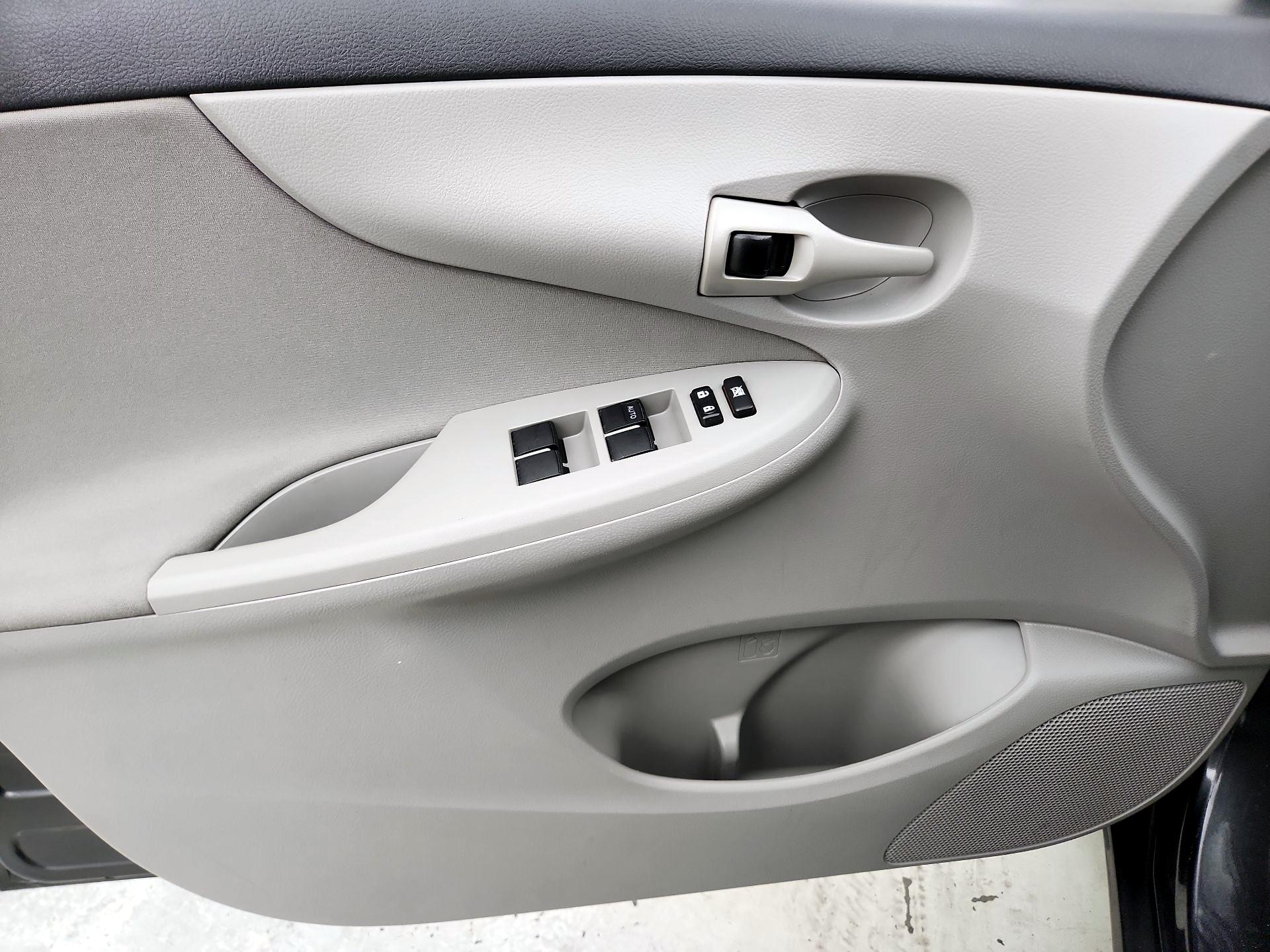 Thumbnail: 2013 Toyota Corolla - 12
