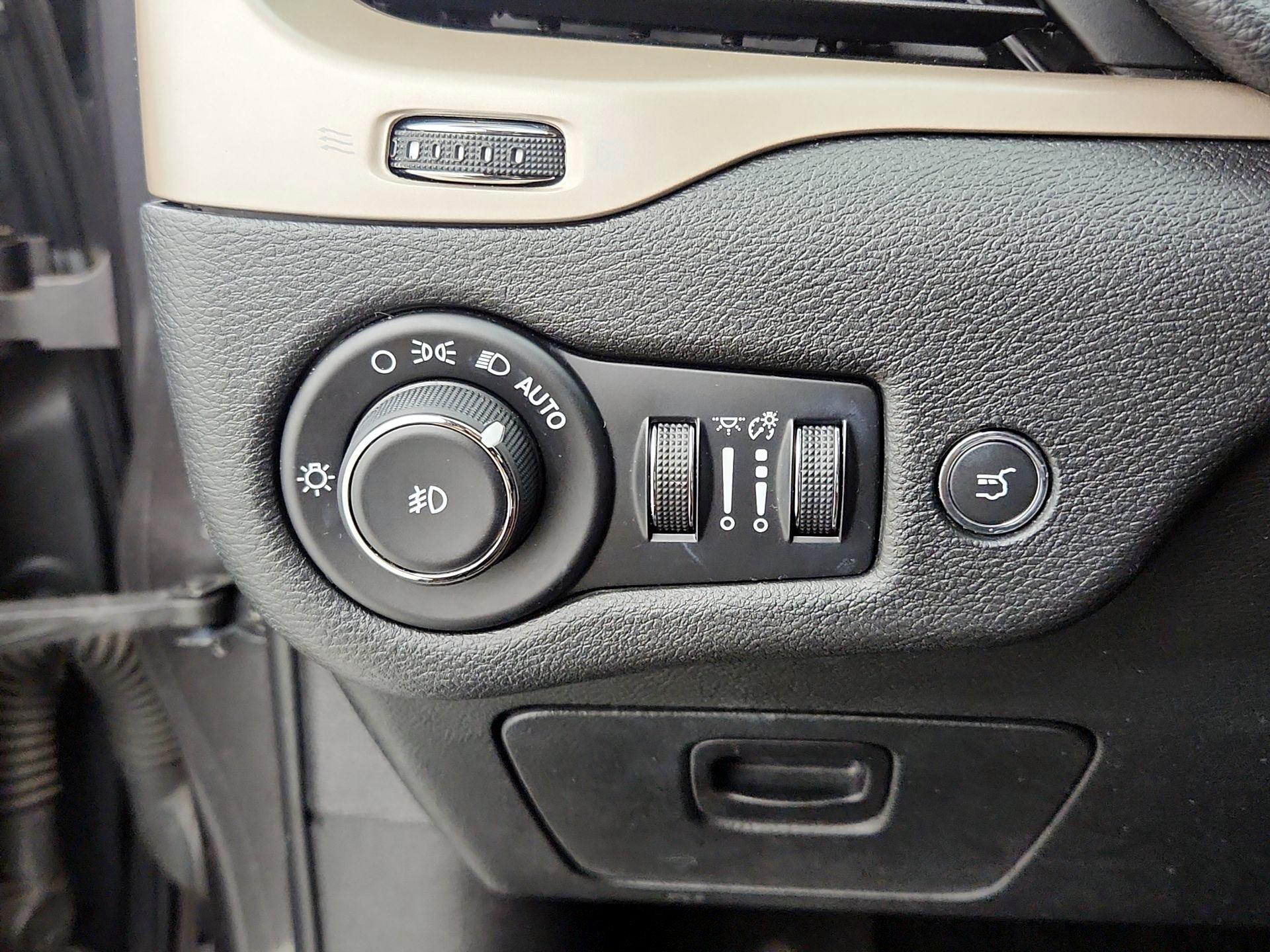 Thumbnail: 2016 Jeep Cherokee - 13