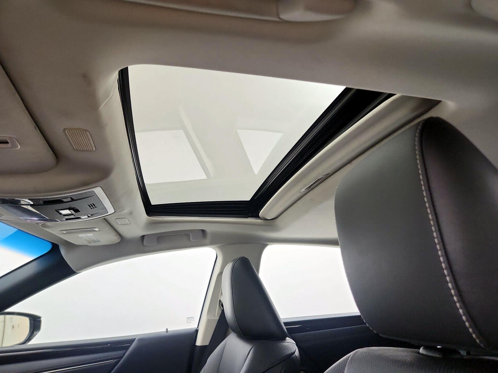 Thumbnail: 2019 Lexus ES - 19