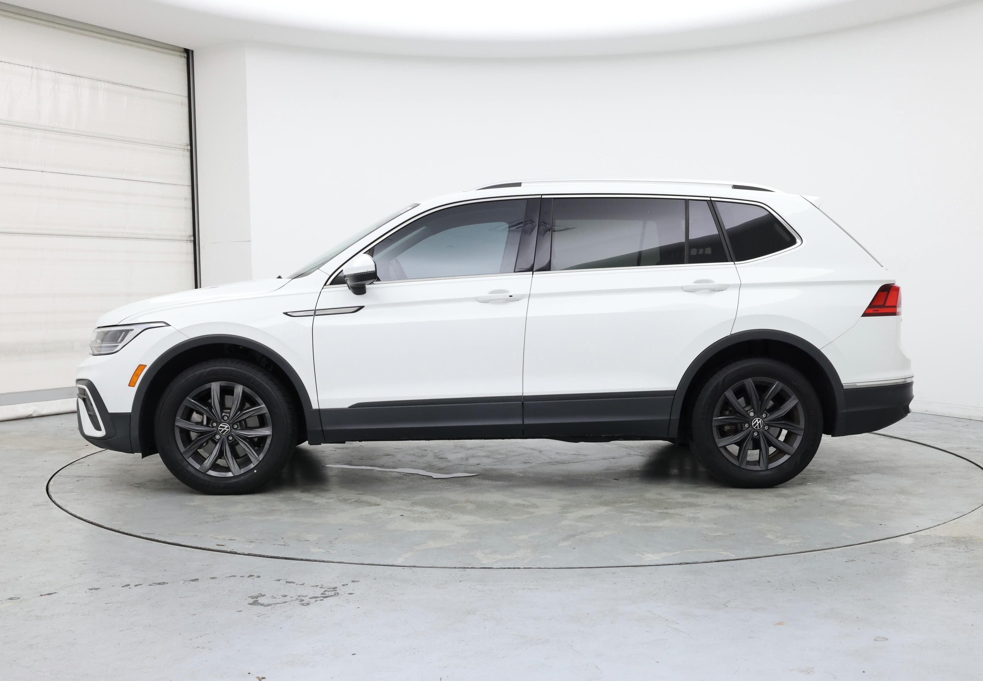 Thumbnail: 2022 Volkswagen Tiguan - 3