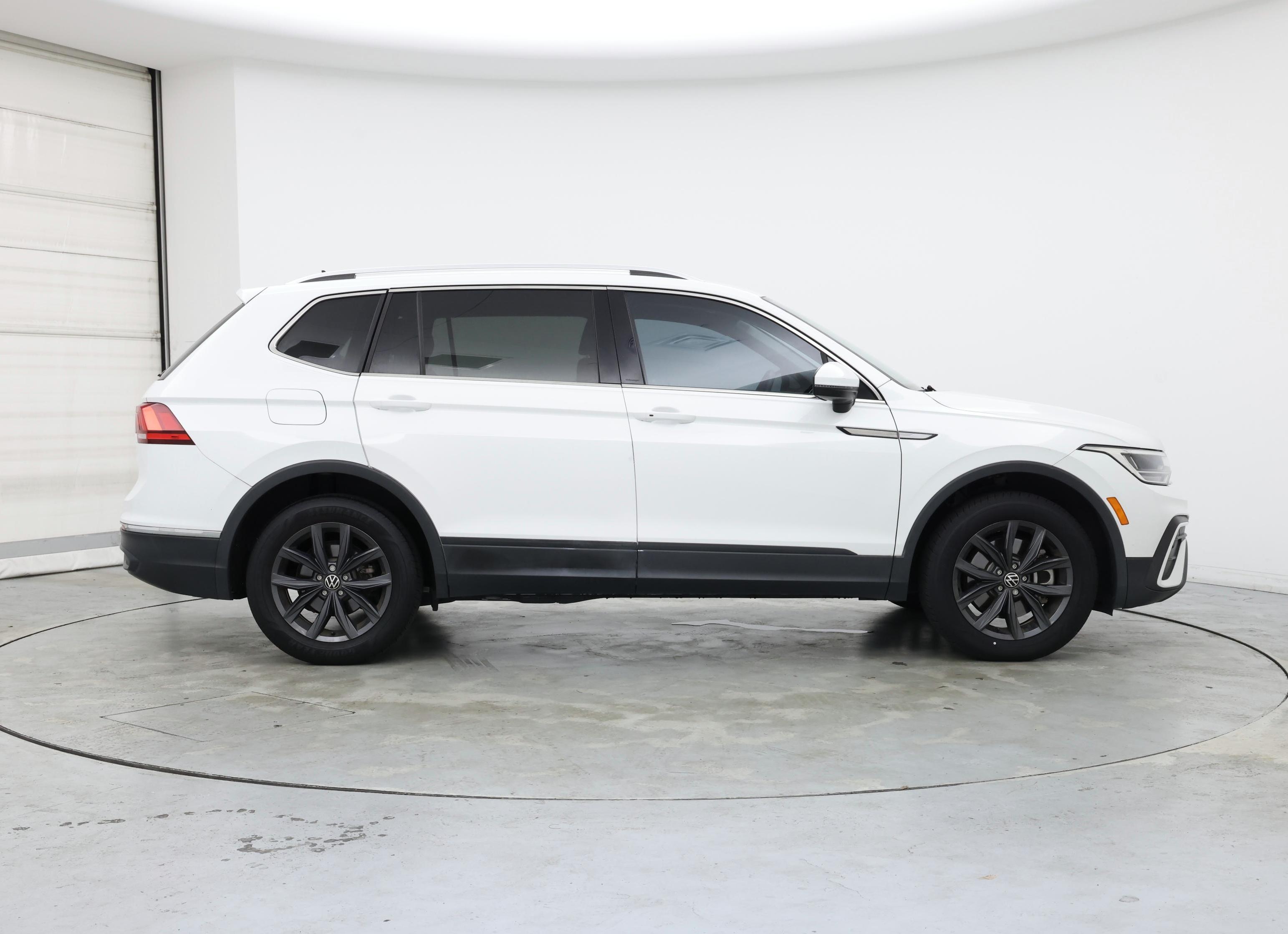 Thumbnail: 2022 Volkswagen Tiguan - 7