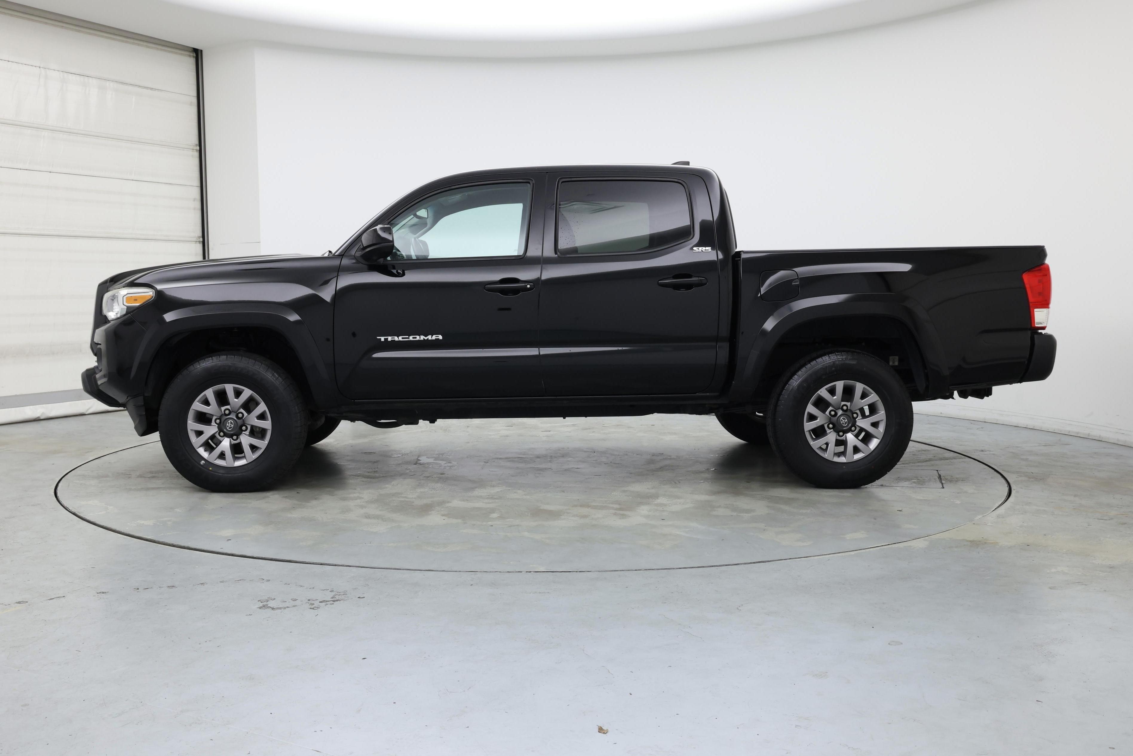 Thumbnail: 2017 Toyota Tacoma - 3