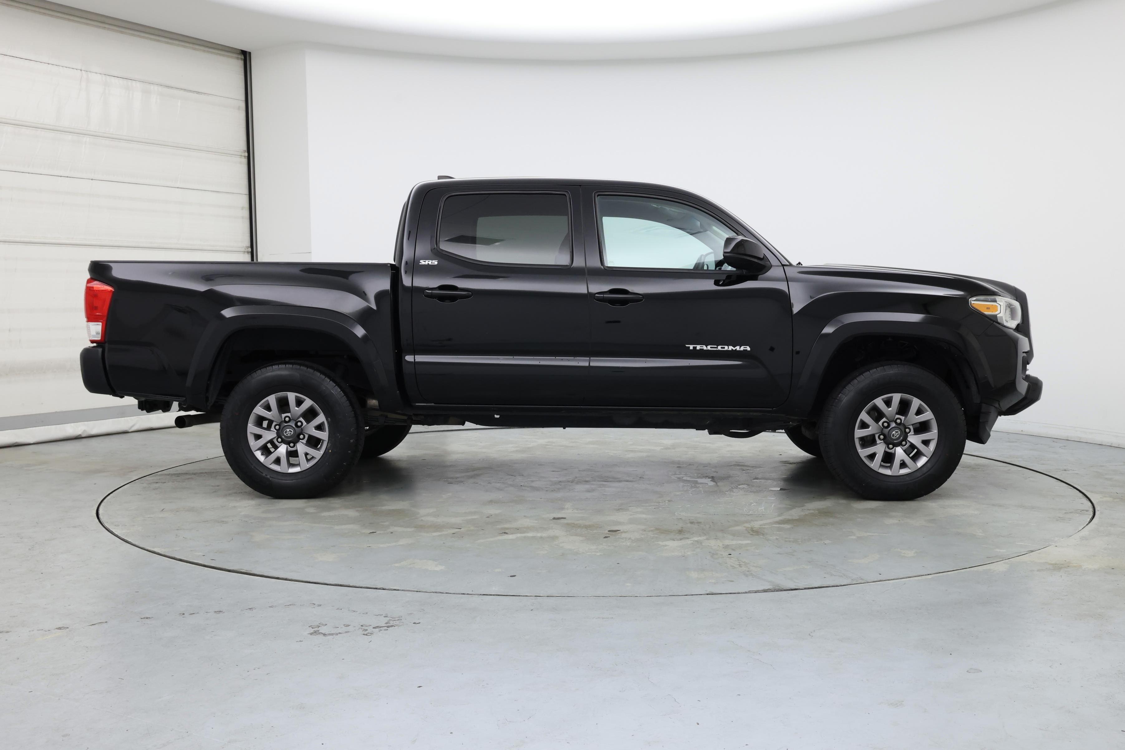 Thumbnail: 2017 Toyota Tacoma - 7