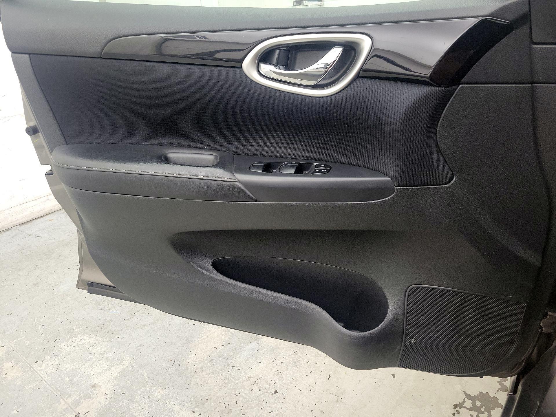 Thumbnail: 2016 Nissan Sentra - 12