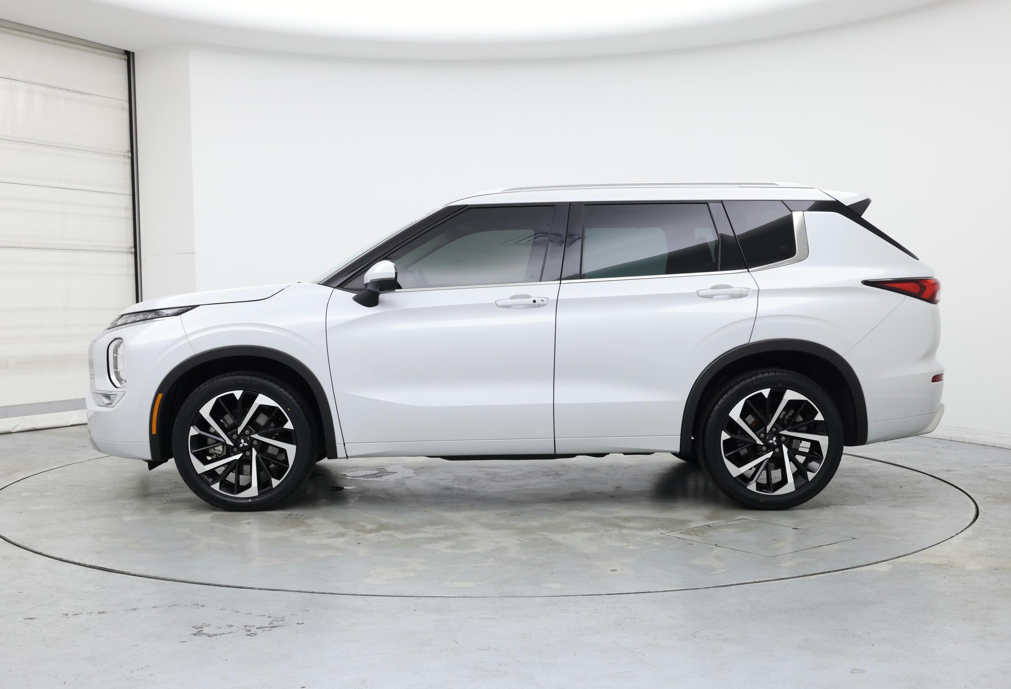 Thumbnail: 2023 Mitsubishi Outlander - 3