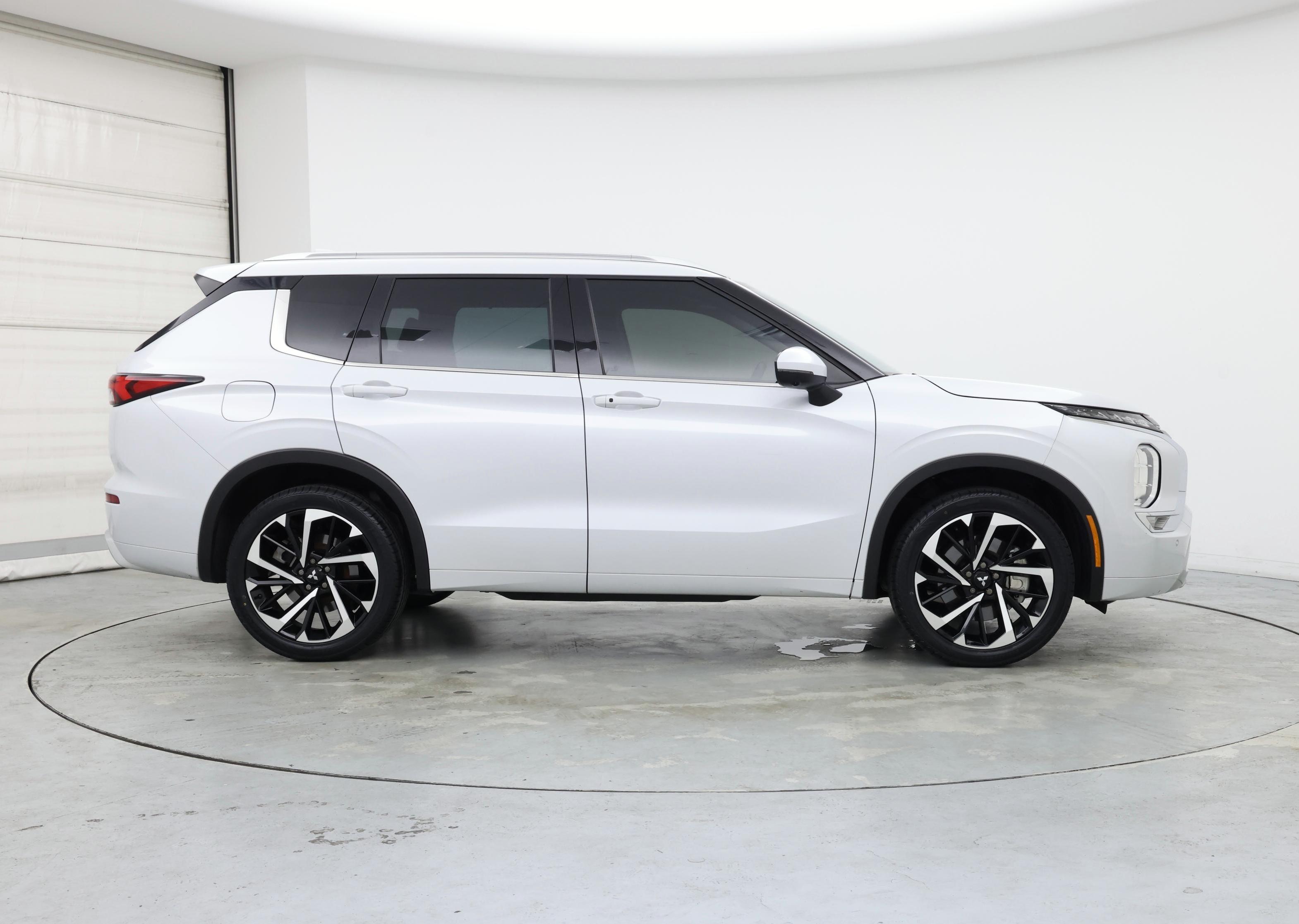 Thumbnail: 2023 Mitsubishi Outlander - 7