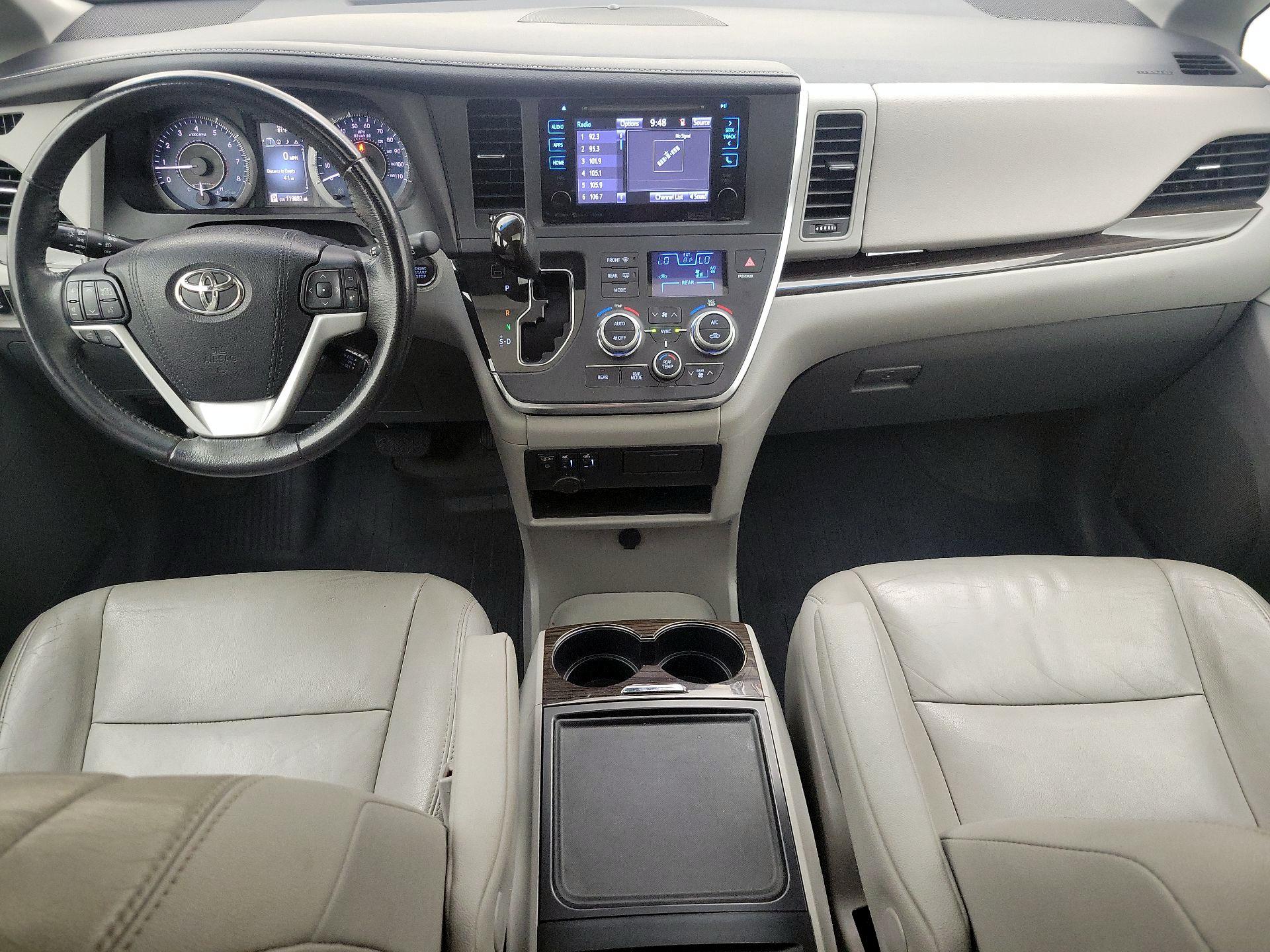 Thumbnail: 2017 Toyota Sienna - 9