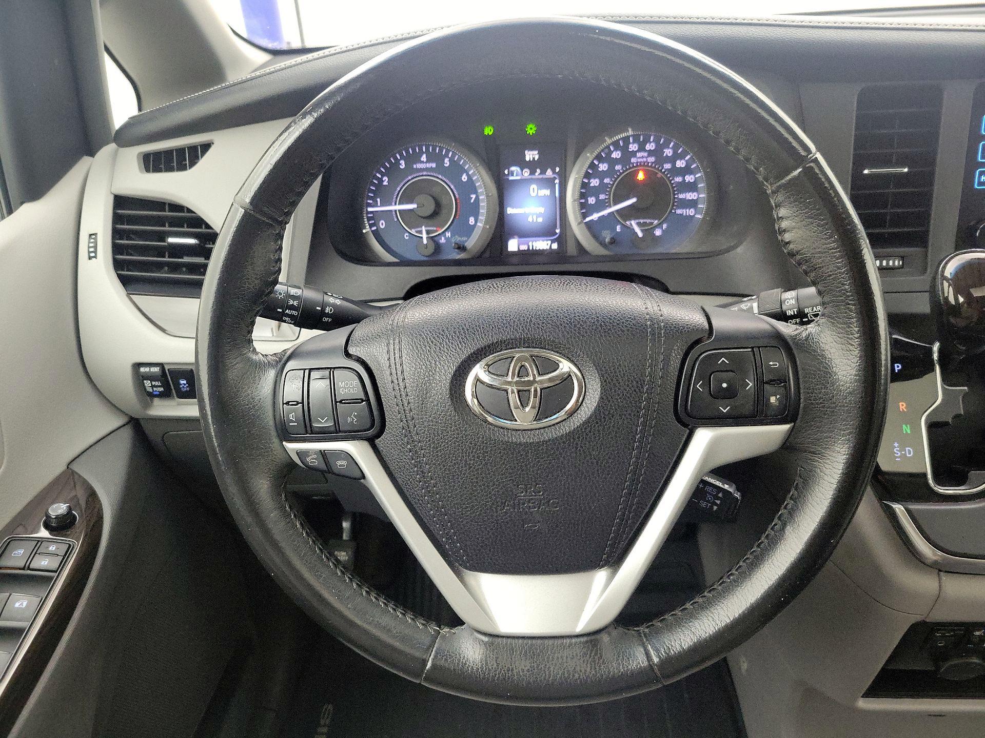 Thumbnail: 2017 Toyota Sienna - 10