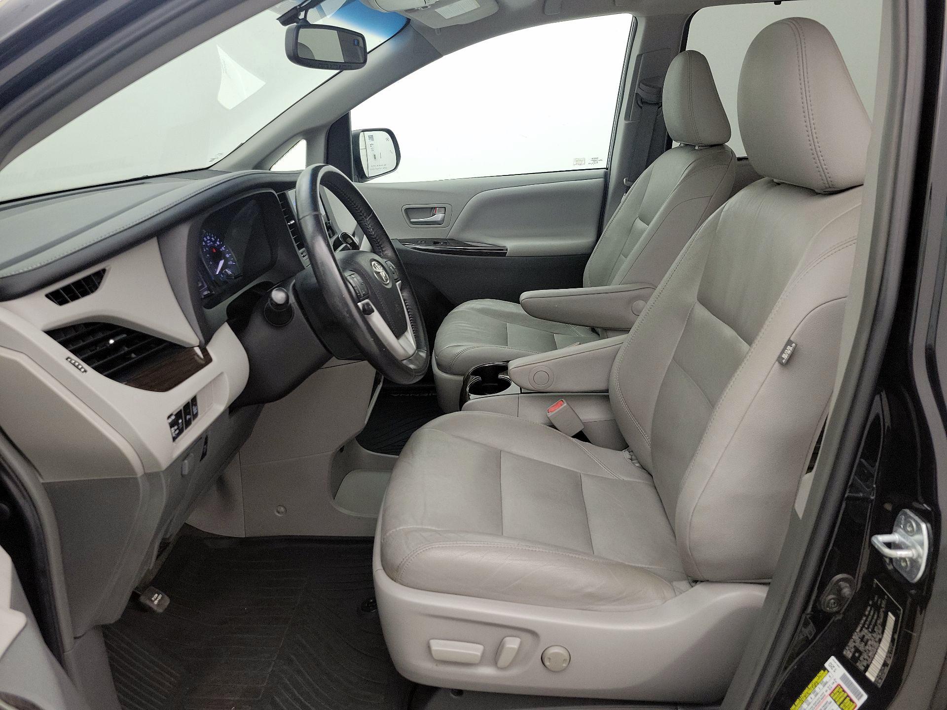 Thumbnail: 2017 Toyota Sienna - 11