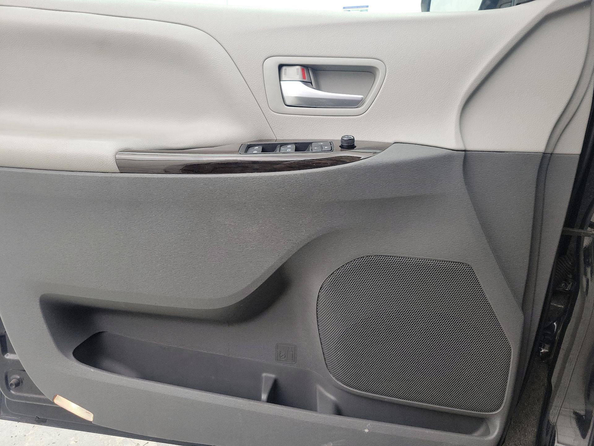 Thumbnail: 2017 Toyota Sienna - 12