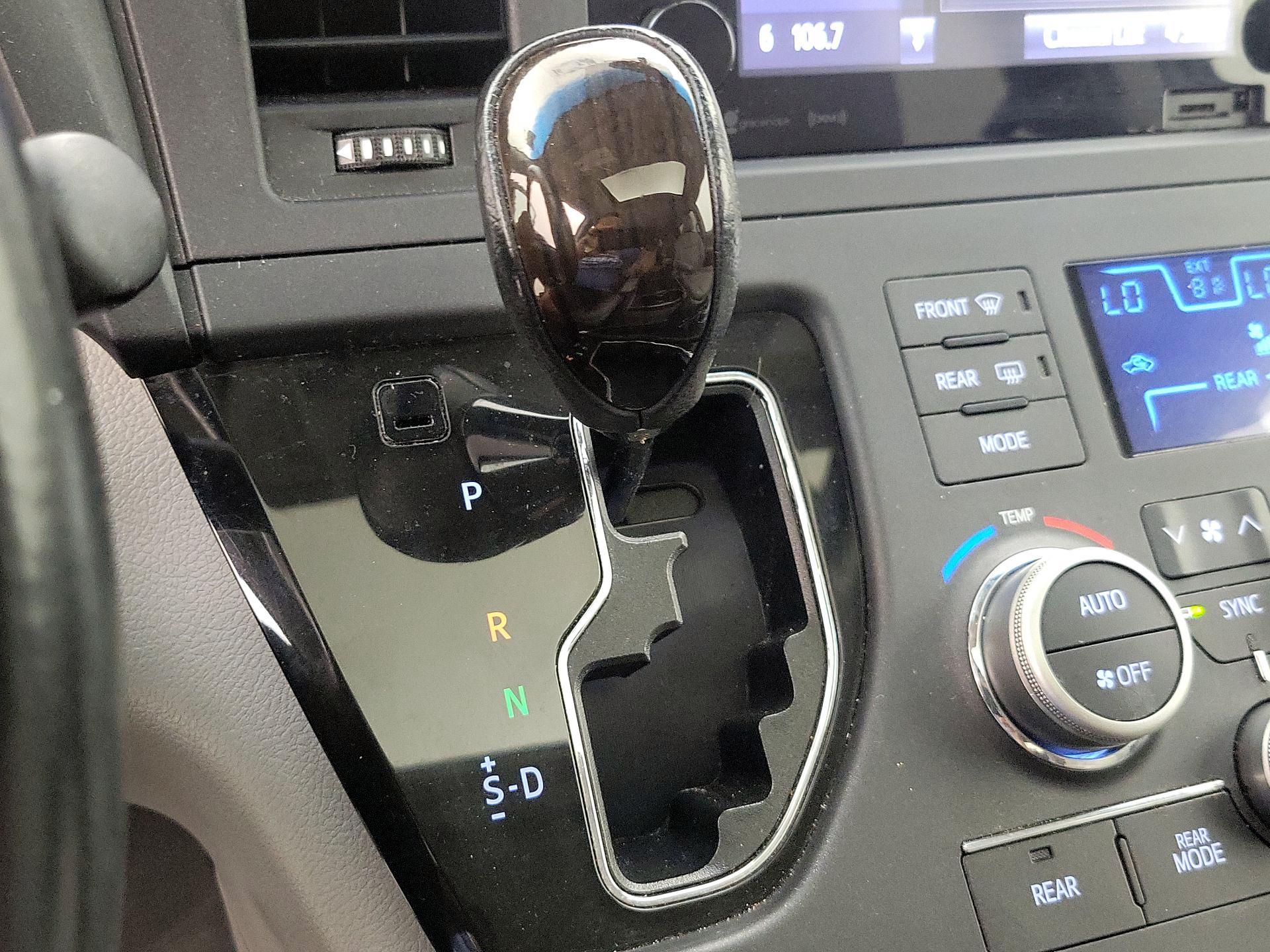 Thumbnail: 2017 Toyota Sienna - 17
