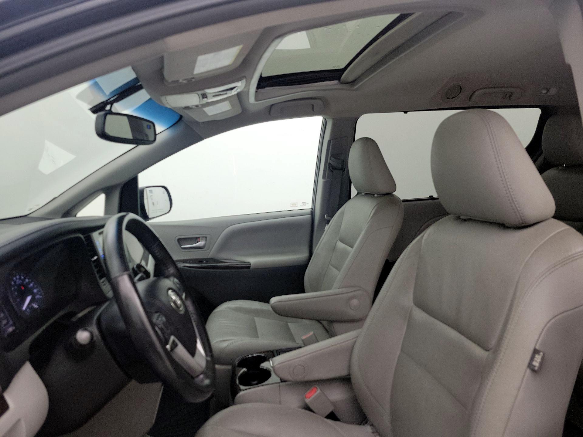 Thumbnail: 2017 Toyota Sienna - 19