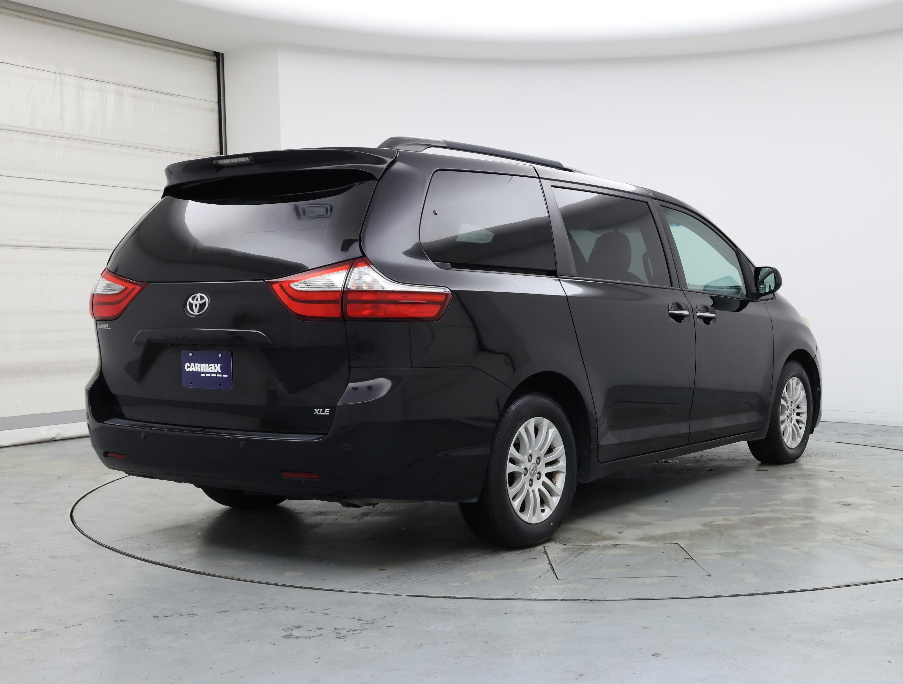 Thumbnail: 2017 Toyota Sienna - 8