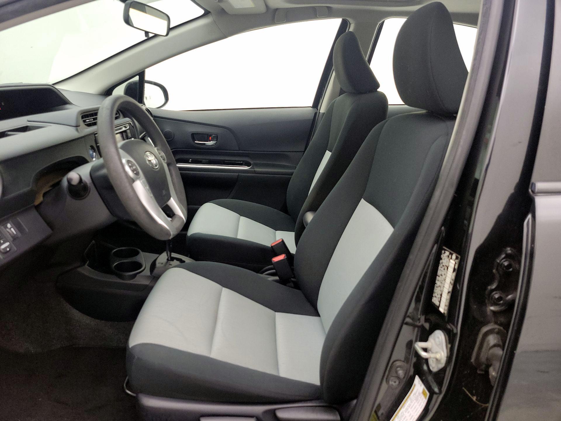 Thumbnail: 2015 Toyota Prius c - 11