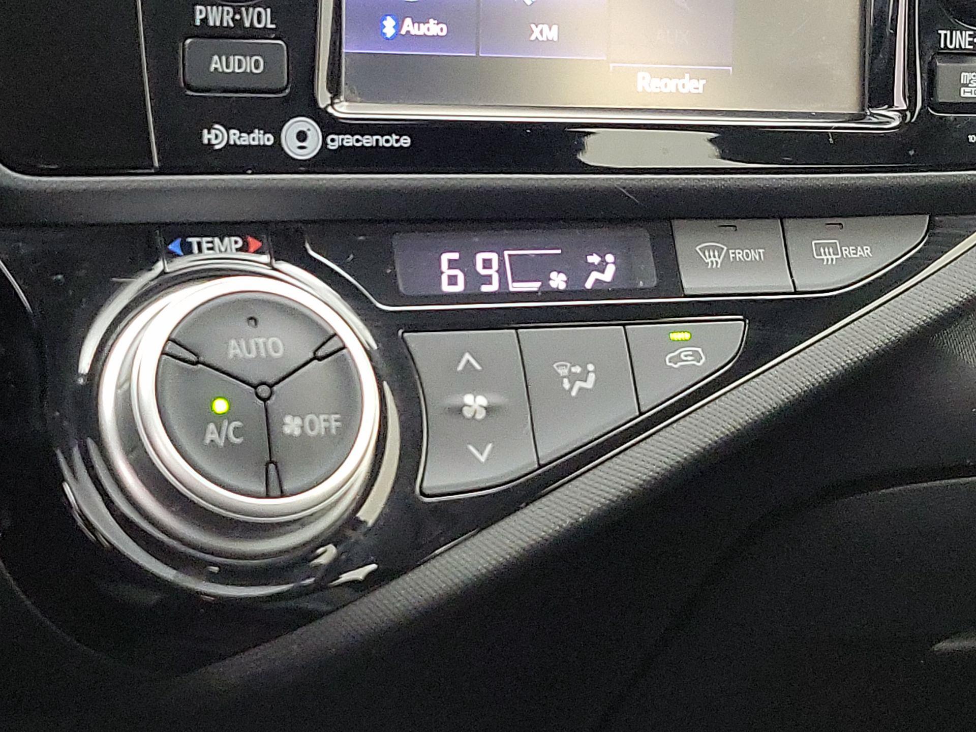 Thumbnail: 2015 Toyota Prius c - 15