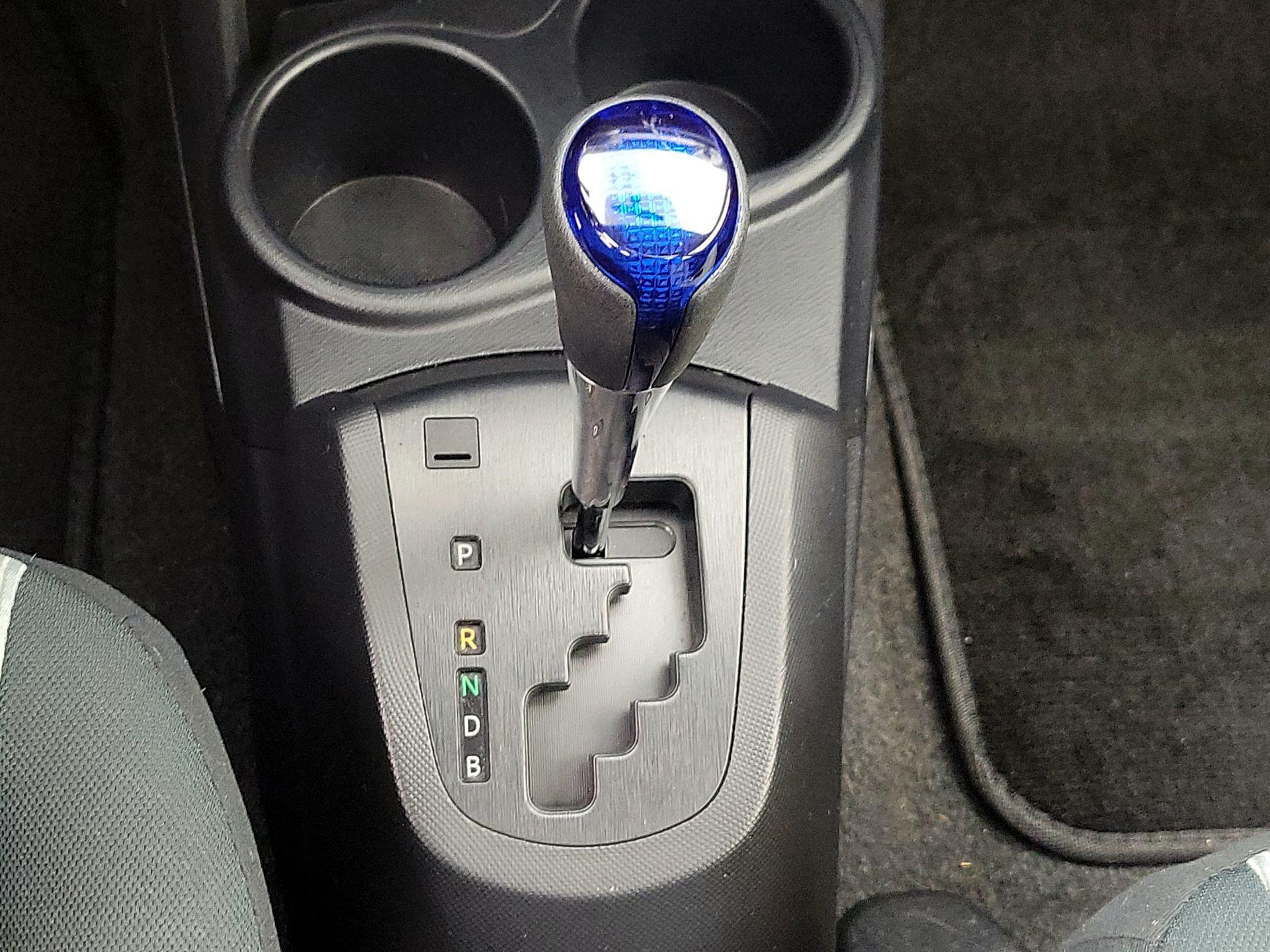Thumbnail: 2015 Toyota Prius c - 16