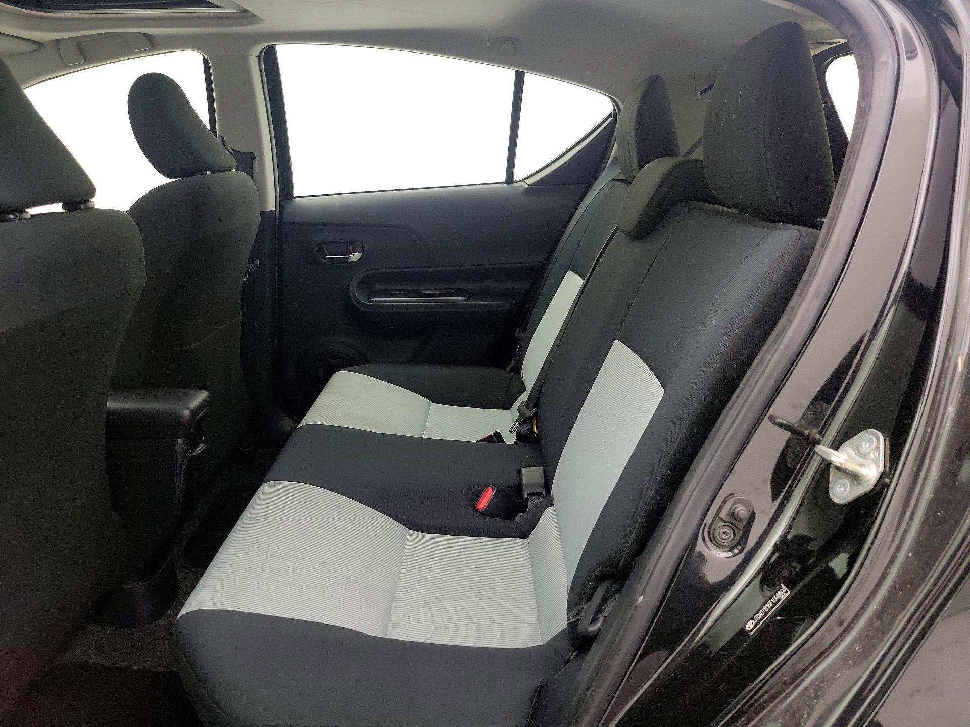 Thumbnail: 2015 Toyota Prius c - 19