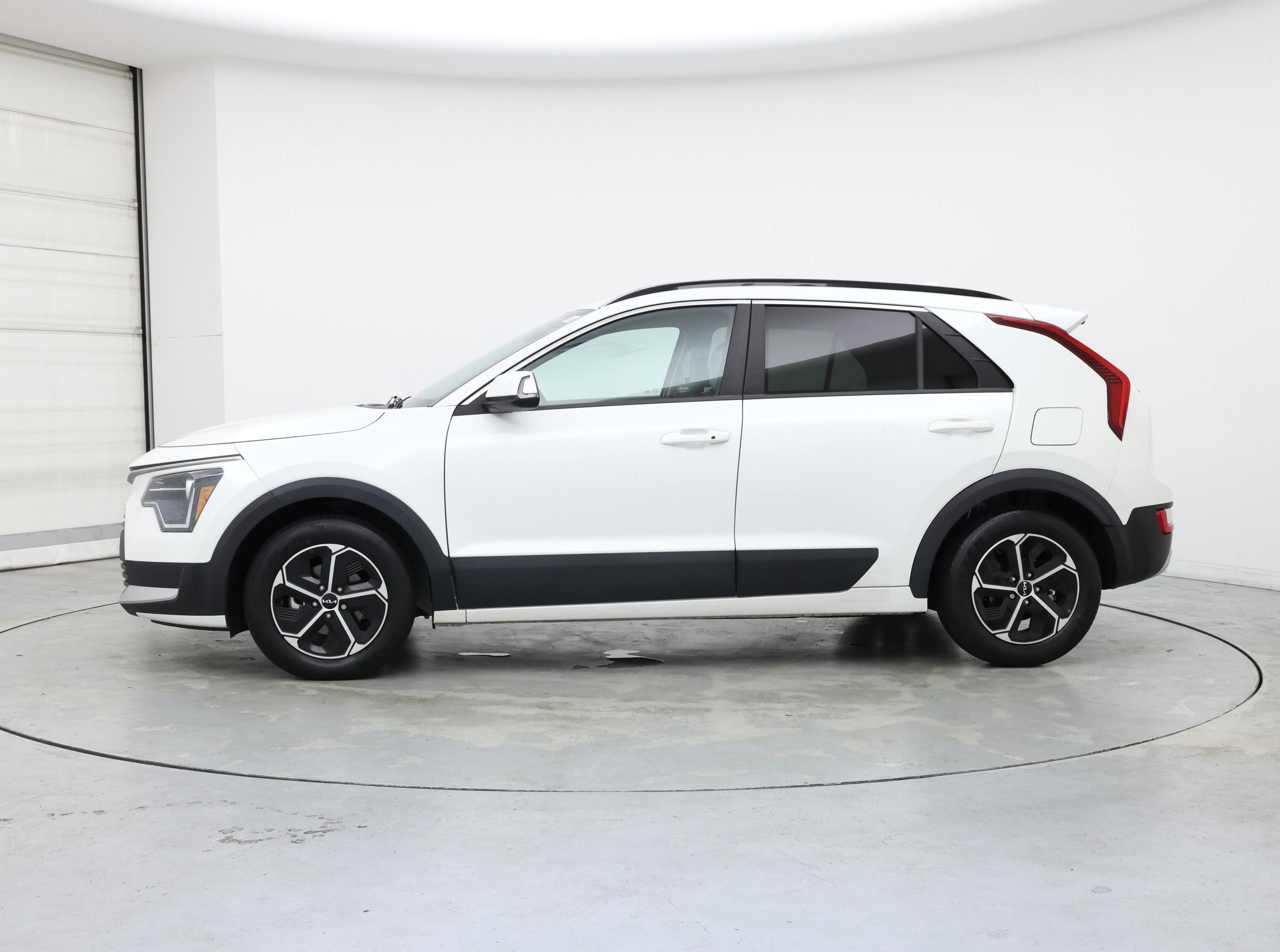 Thumbnail: 2023 Kia Niro - 3