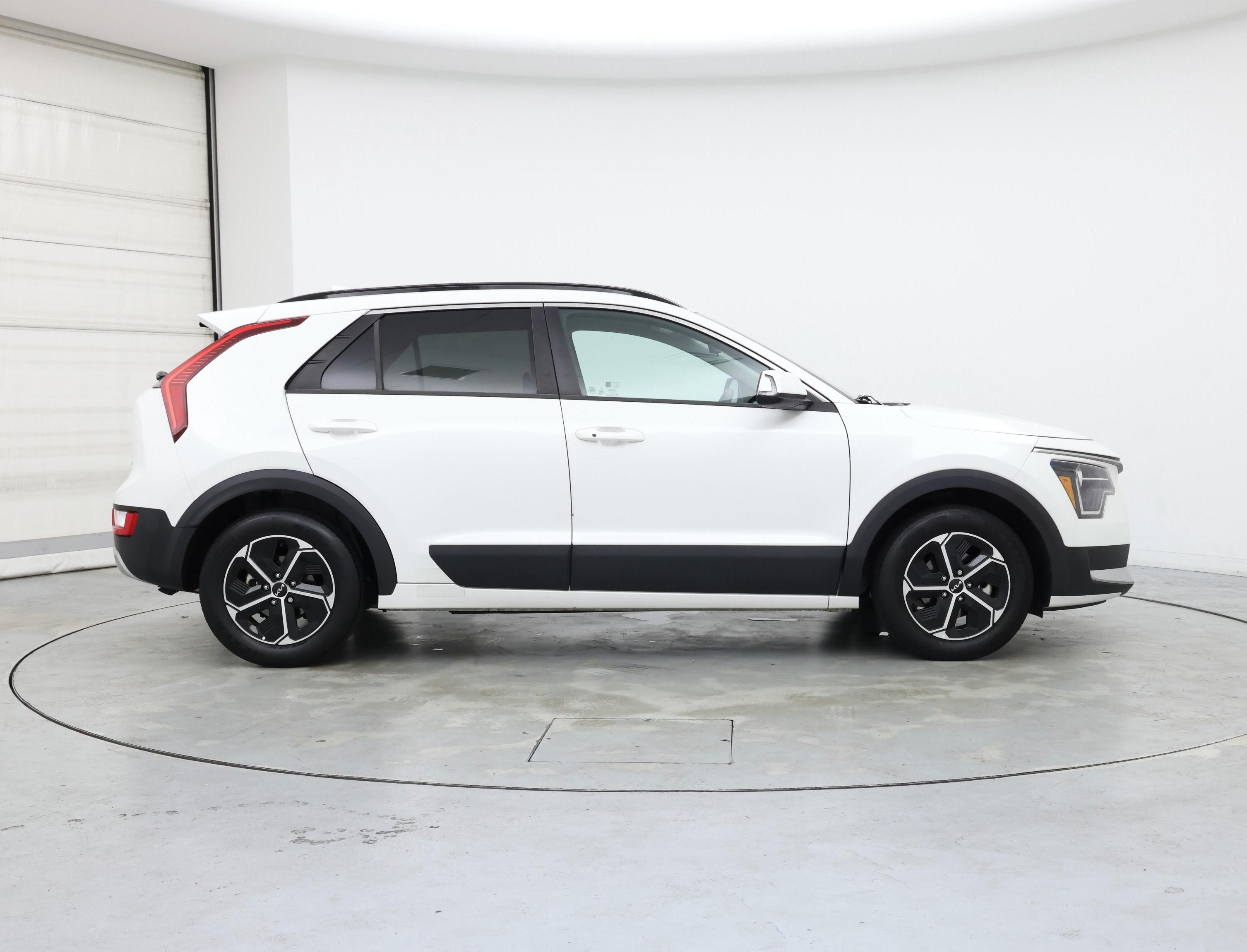 Thumbnail: 2023 Kia Niro - 7