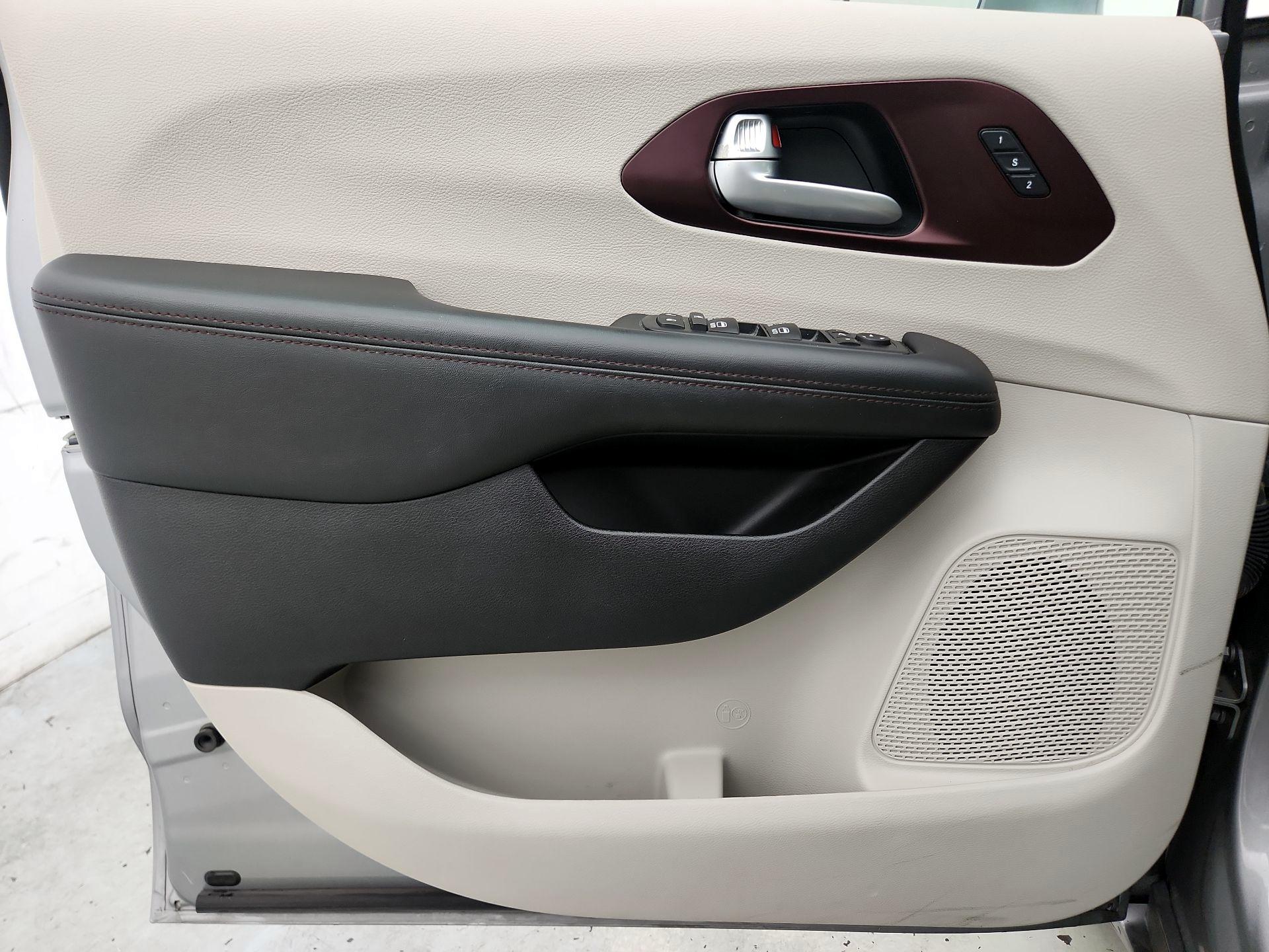 Thumbnail: 2017 Chrysler Pacifica - 12