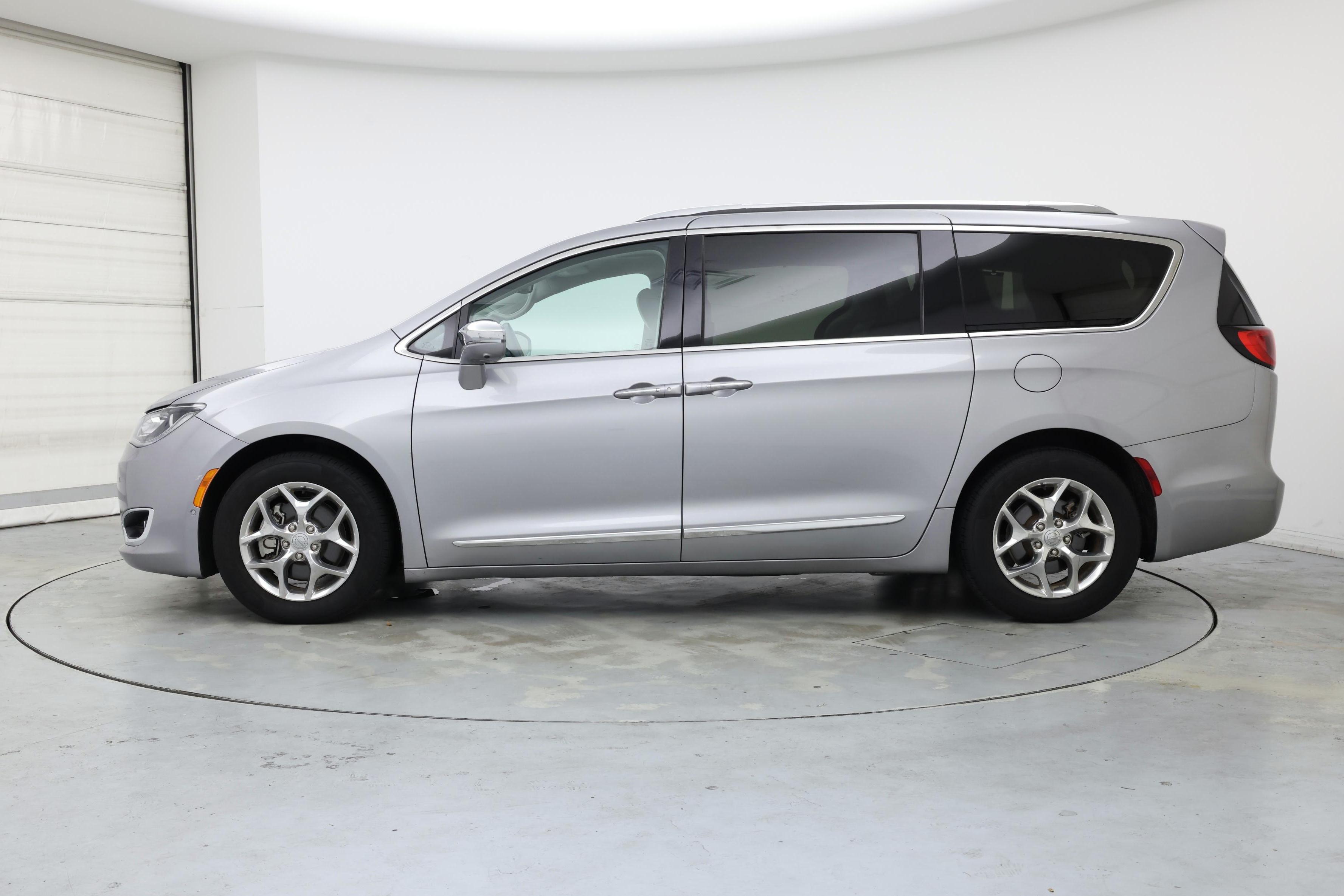Thumbnail: 2017 Chrysler Pacifica - 3
