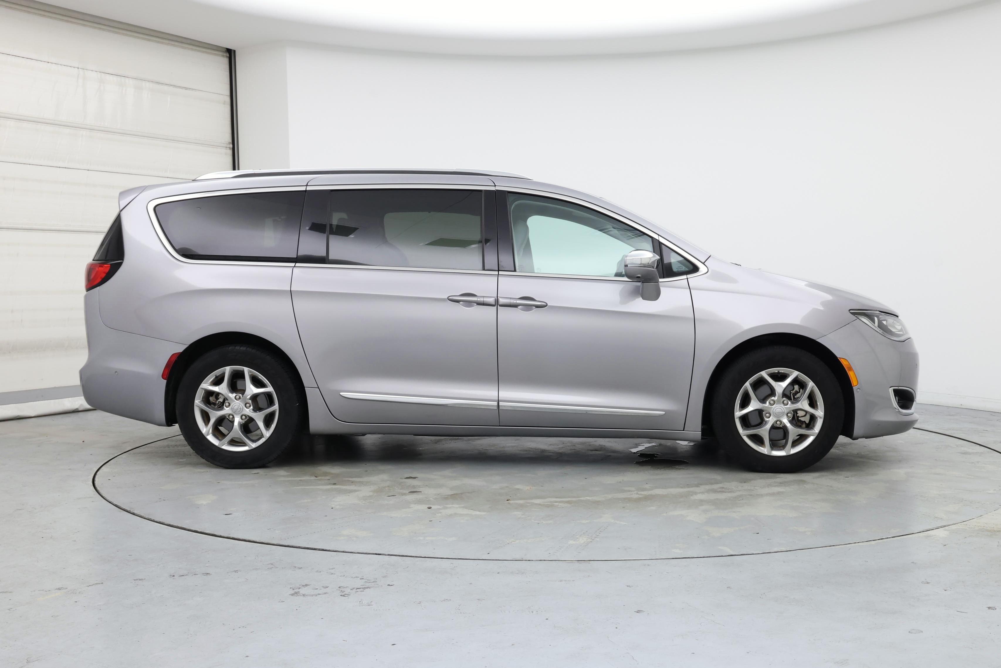 Thumbnail: 2017 Chrysler Pacifica - 7