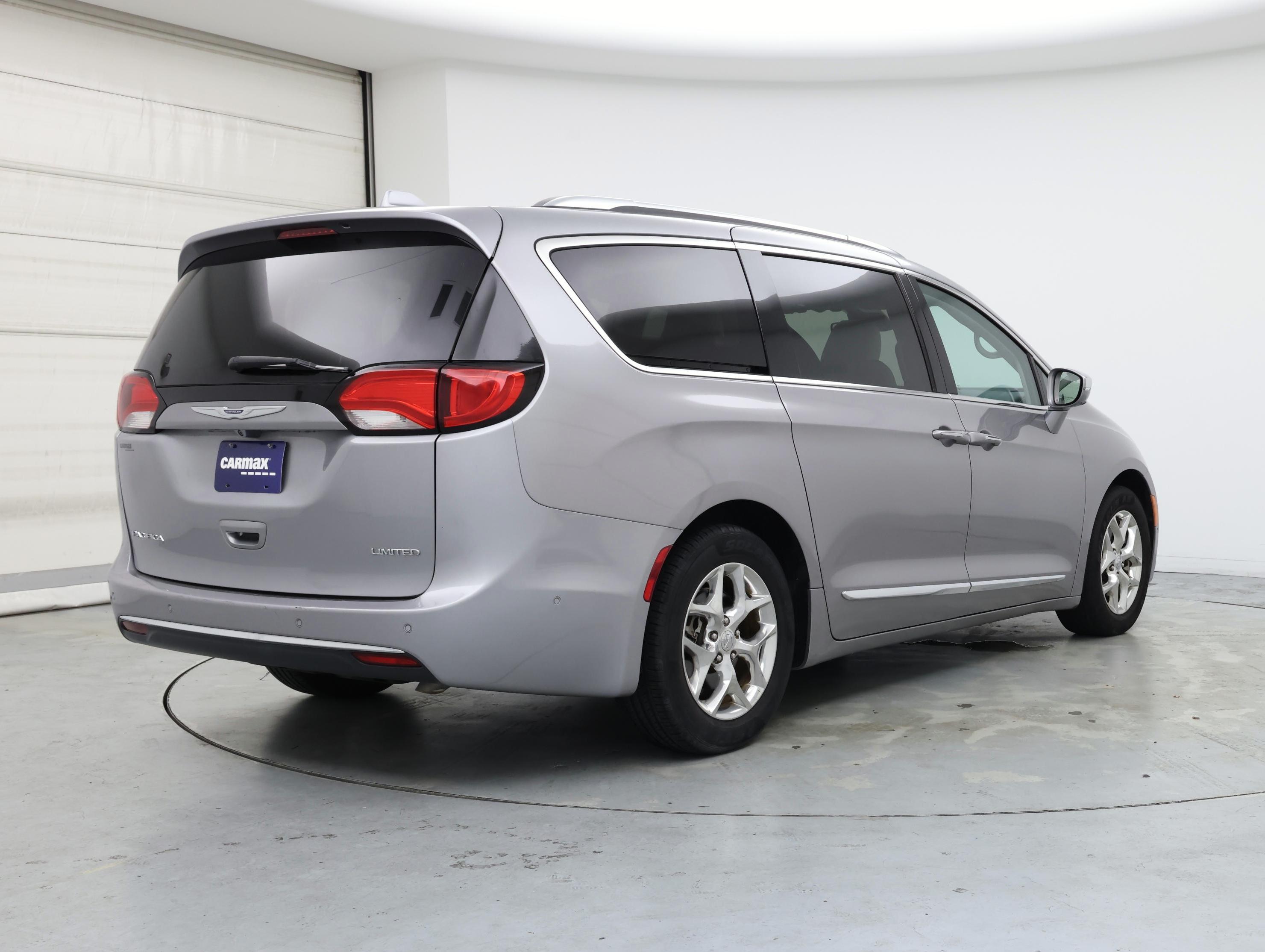 Thumbnail: 2017 Chrysler Pacifica - 8