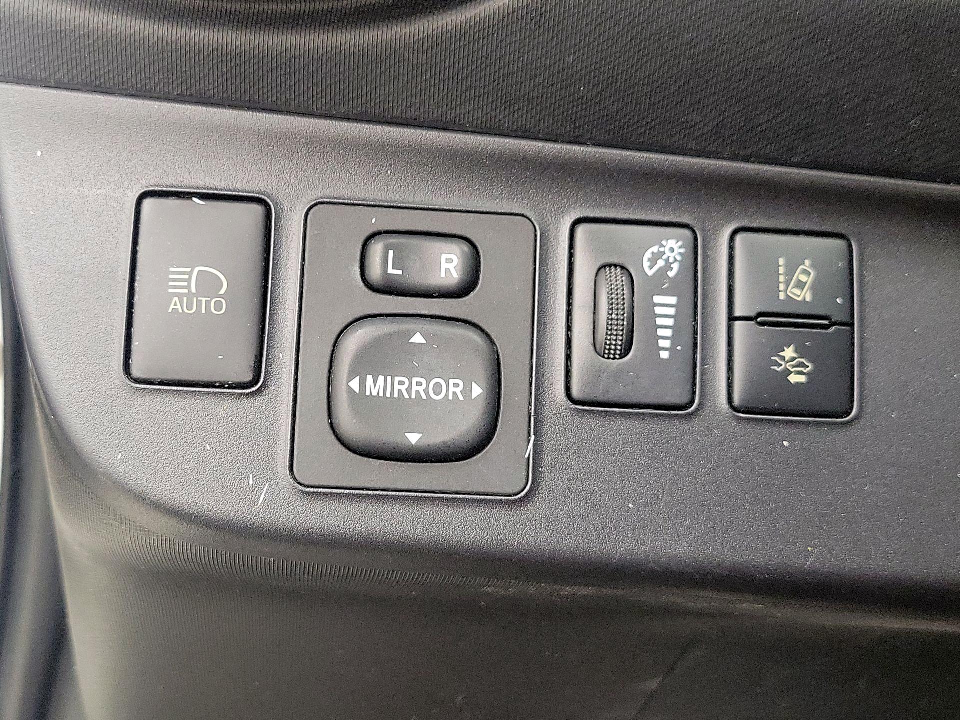 Thumbnail: 2018 Toyota Prius c - 13