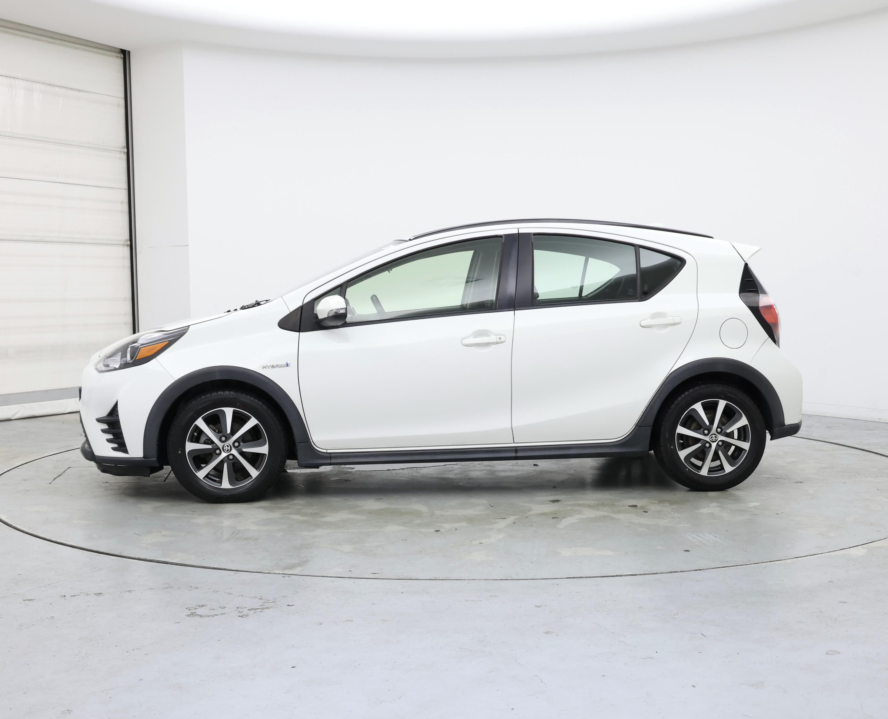 Thumbnail: 2018 Toyota Prius c - 3