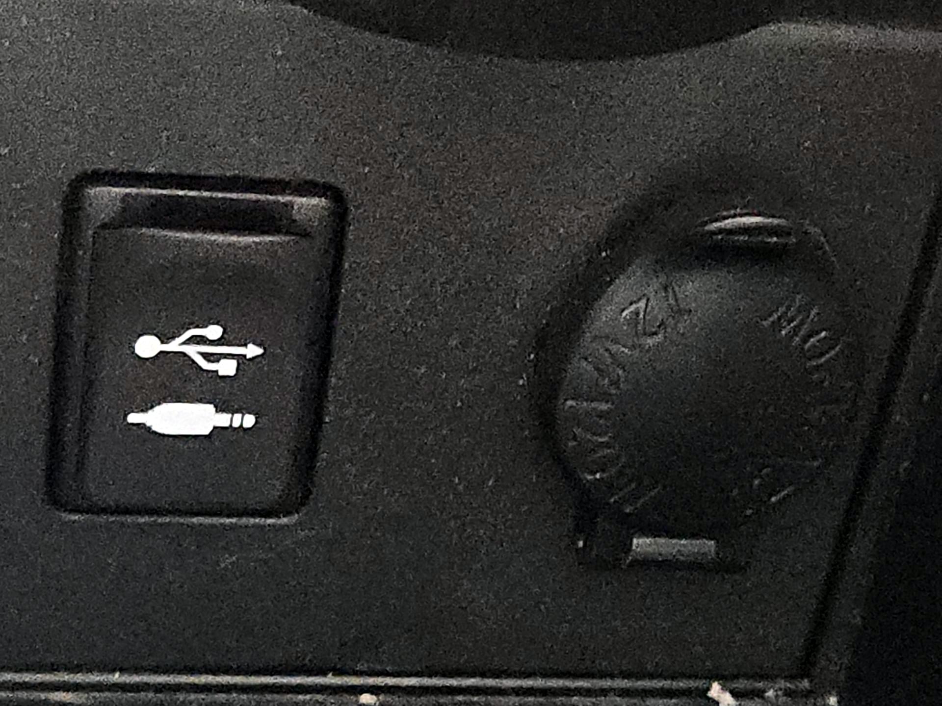 Thumbnail: 2015 Toyota Prius - 18
