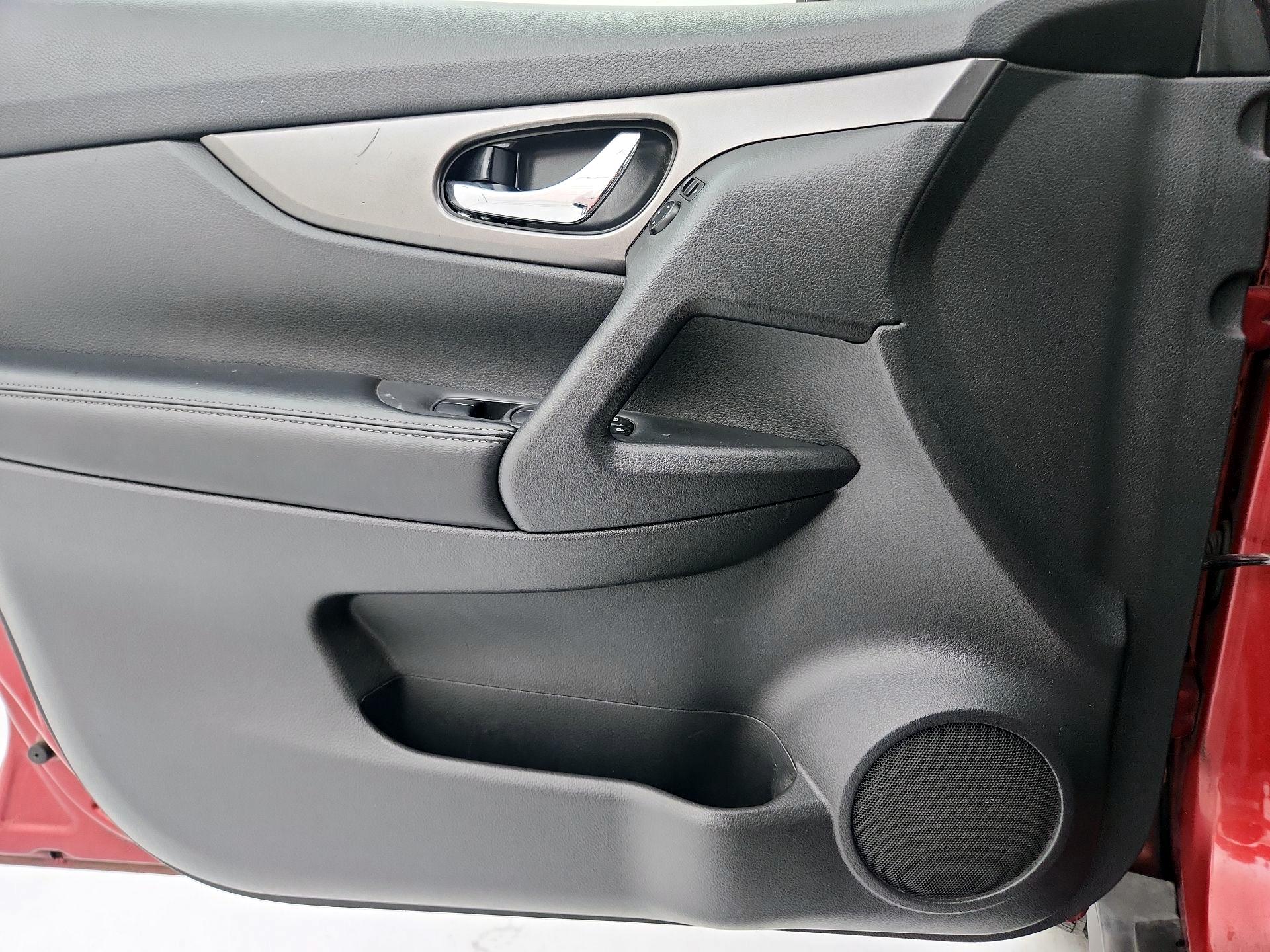 Thumbnail: 2016 Nissan Rogue - 12