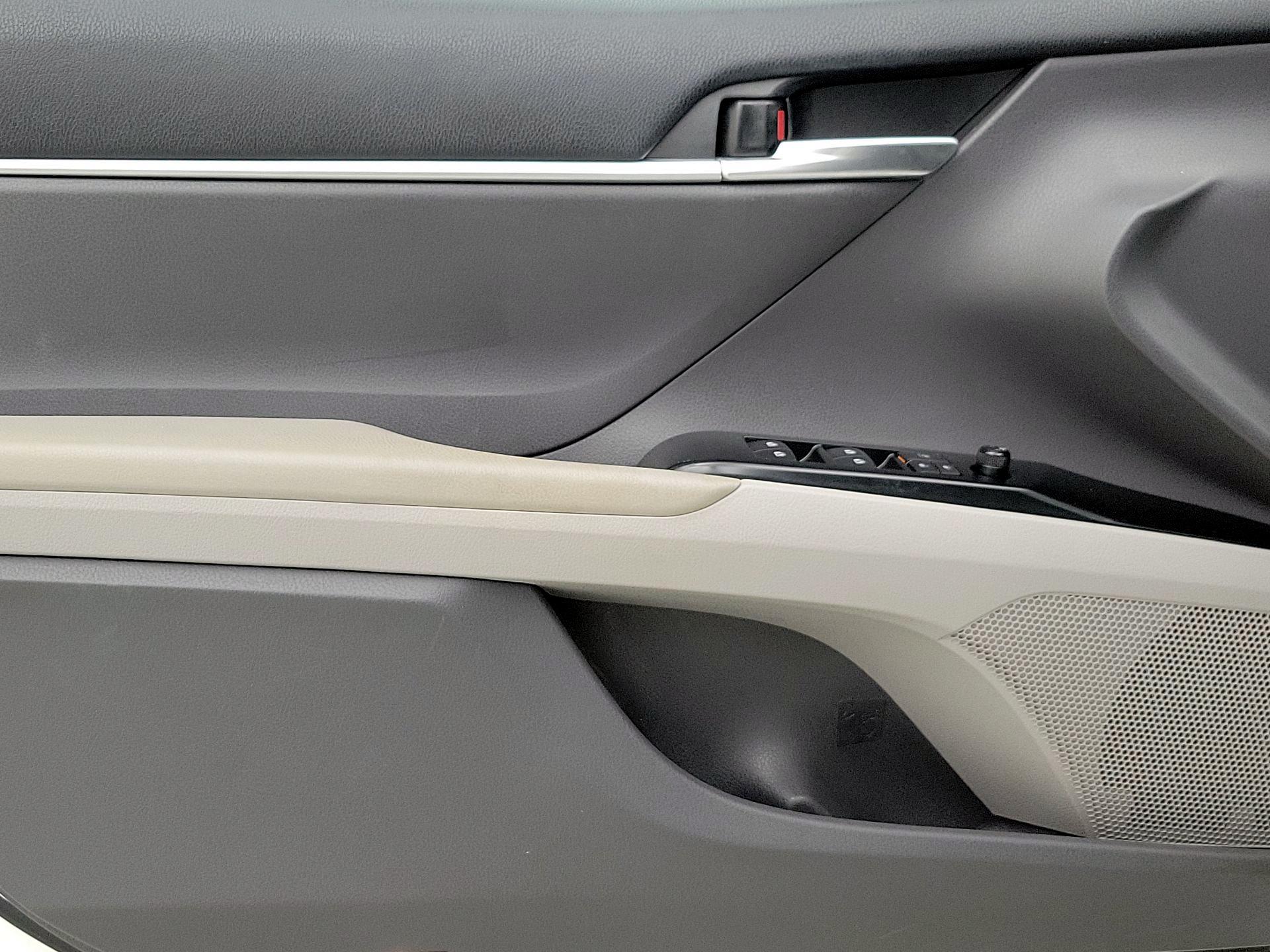 Thumbnail: 2018 Toyota Camry - 12