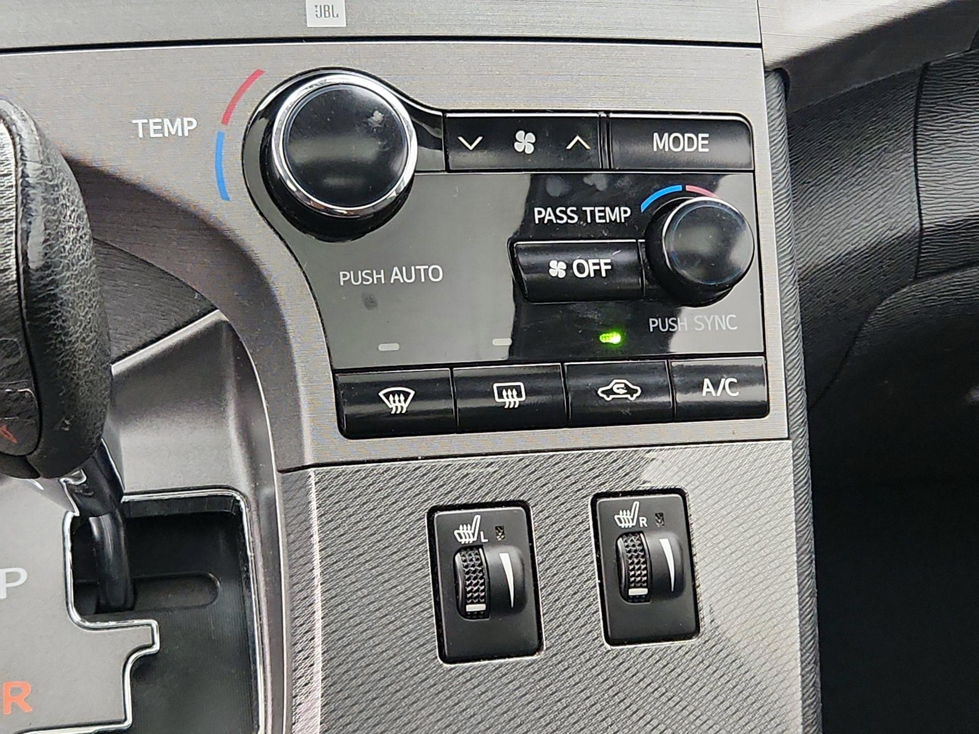 Thumbnail: 2013 Toyota Venza - 15