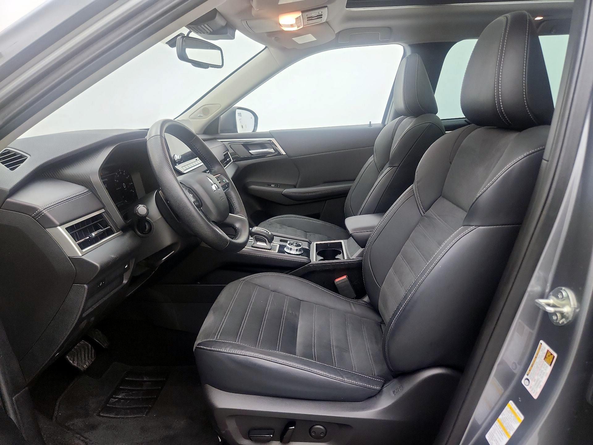 Thumbnail: 2023 Mitsubishi Outlander - 11