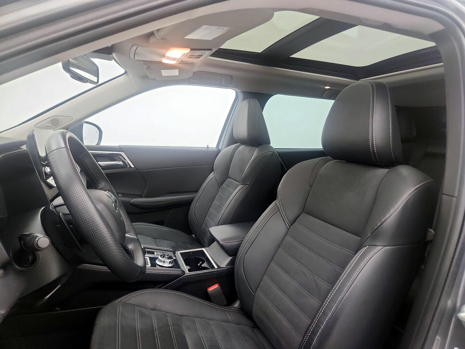 Thumbnail: 2023 Mitsubishi Outlander - 19