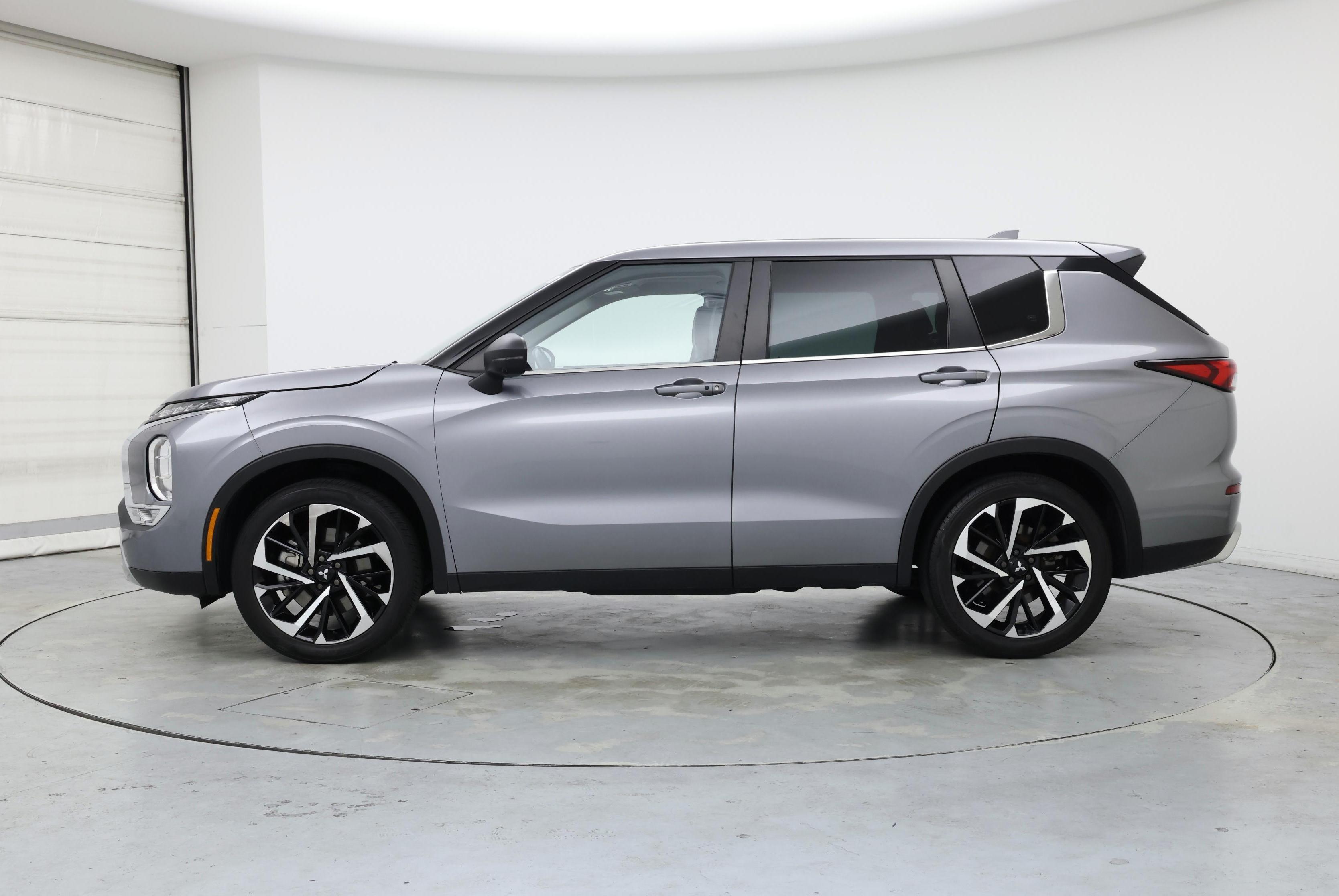 Thumbnail: 2023 Mitsubishi Outlander - 3