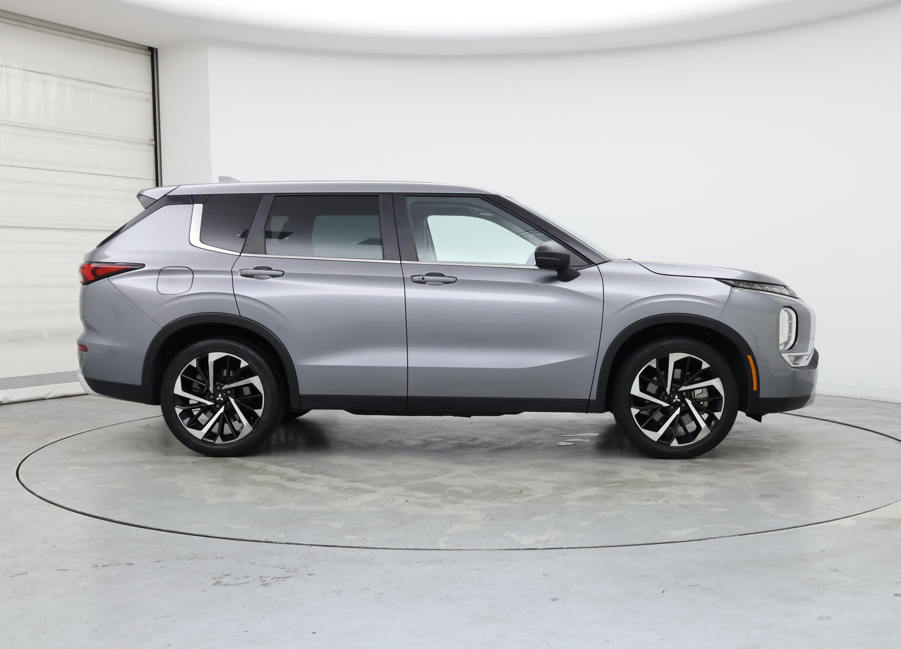Thumbnail: 2023 Mitsubishi Outlander - 7
