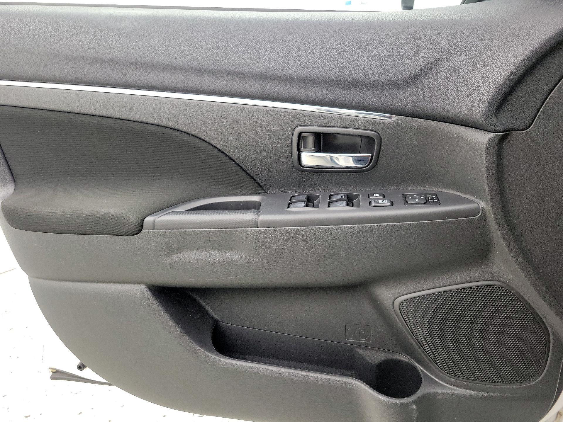Thumbnail: 2016 Mitsubishi Outlander Sport - 12
