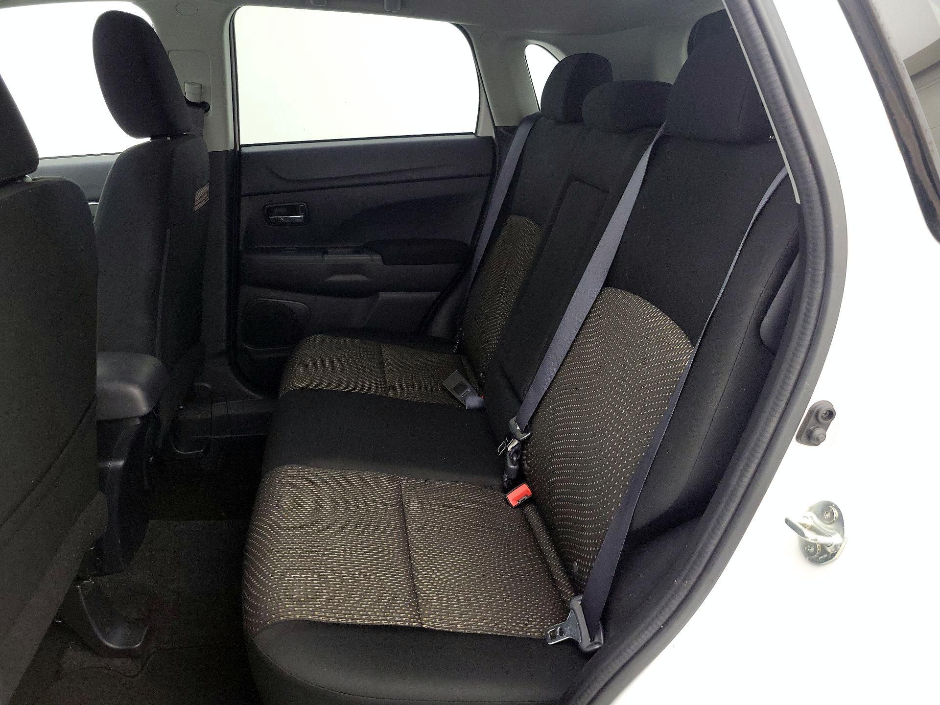 Thumbnail: 2016 Mitsubishi Outlander Sport - 18