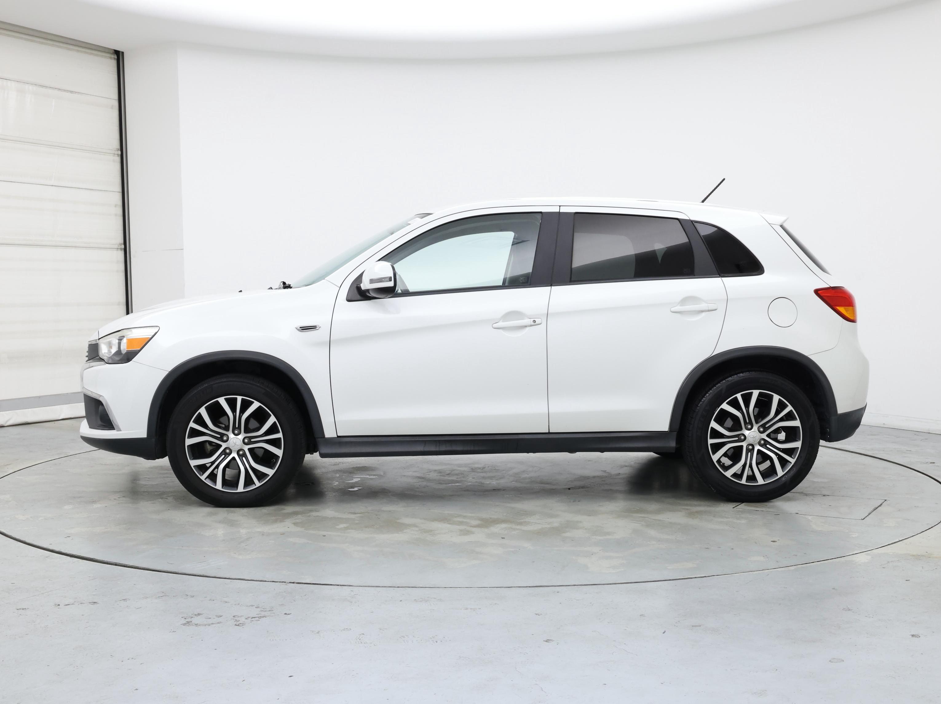 Thumbnail: 2016 Mitsubishi Outlander Sport - 3