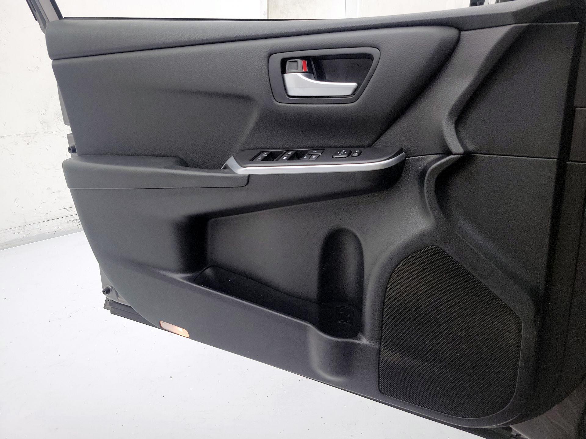 Thumbnail: 2015 Toyota Camry - 12