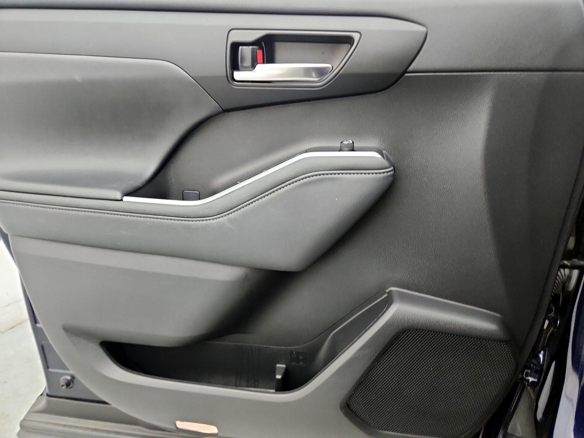 Thumbnail: 2021 Toyota Highlander - 12