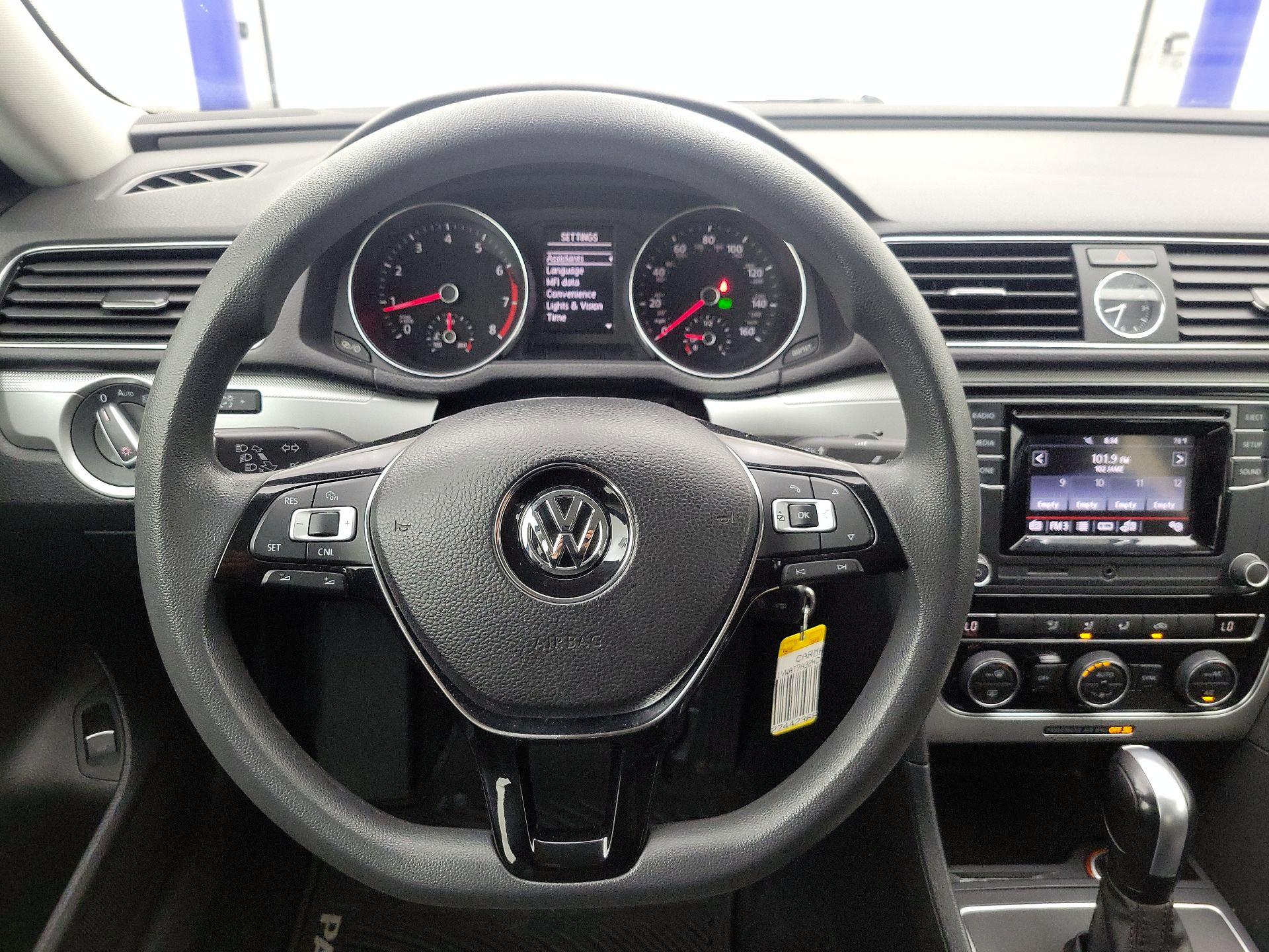 Thumbnail: 2017 Volkswagen Passat - 10