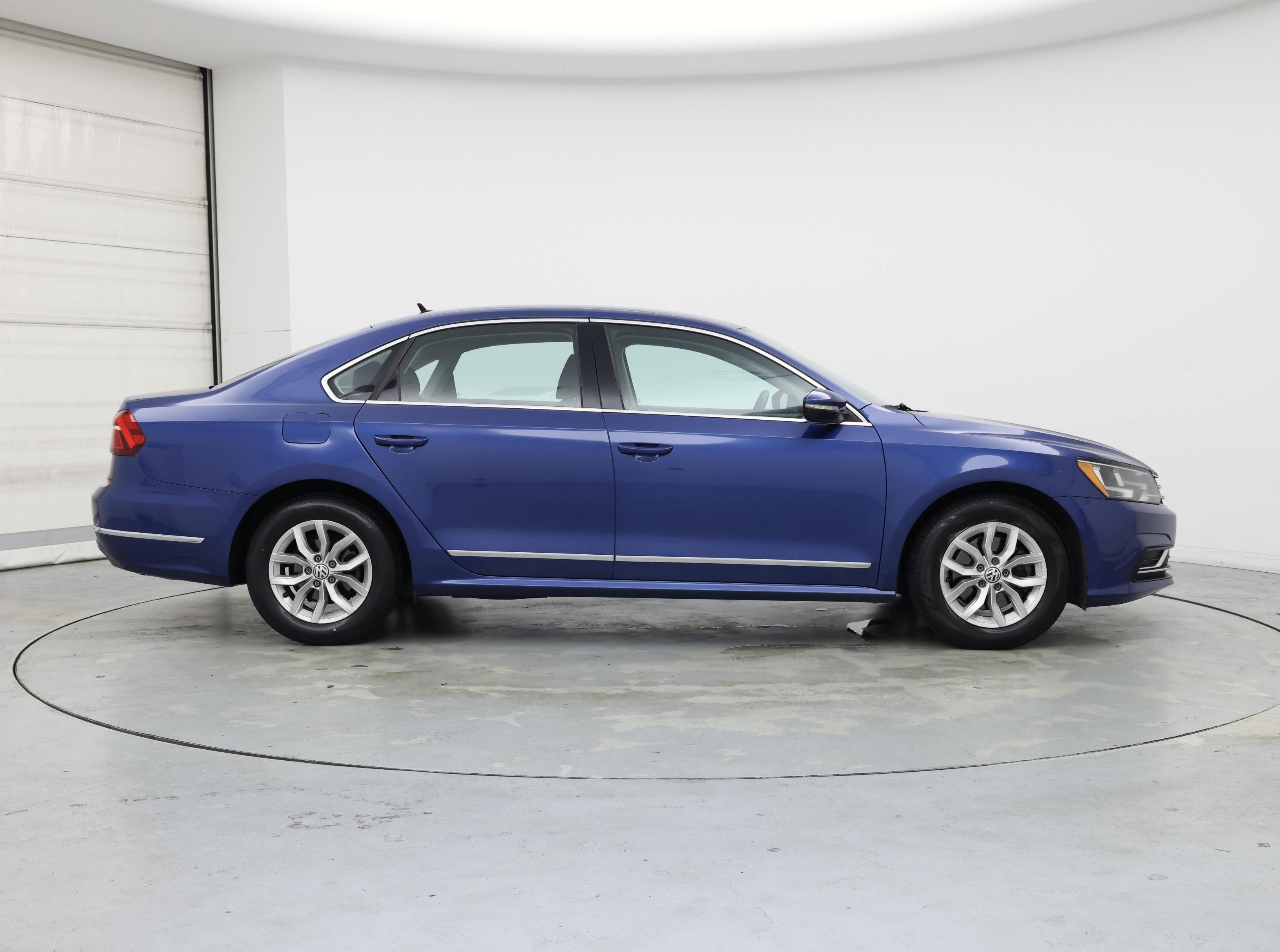 Thumbnail: 2017 Volkswagen Passat - 7