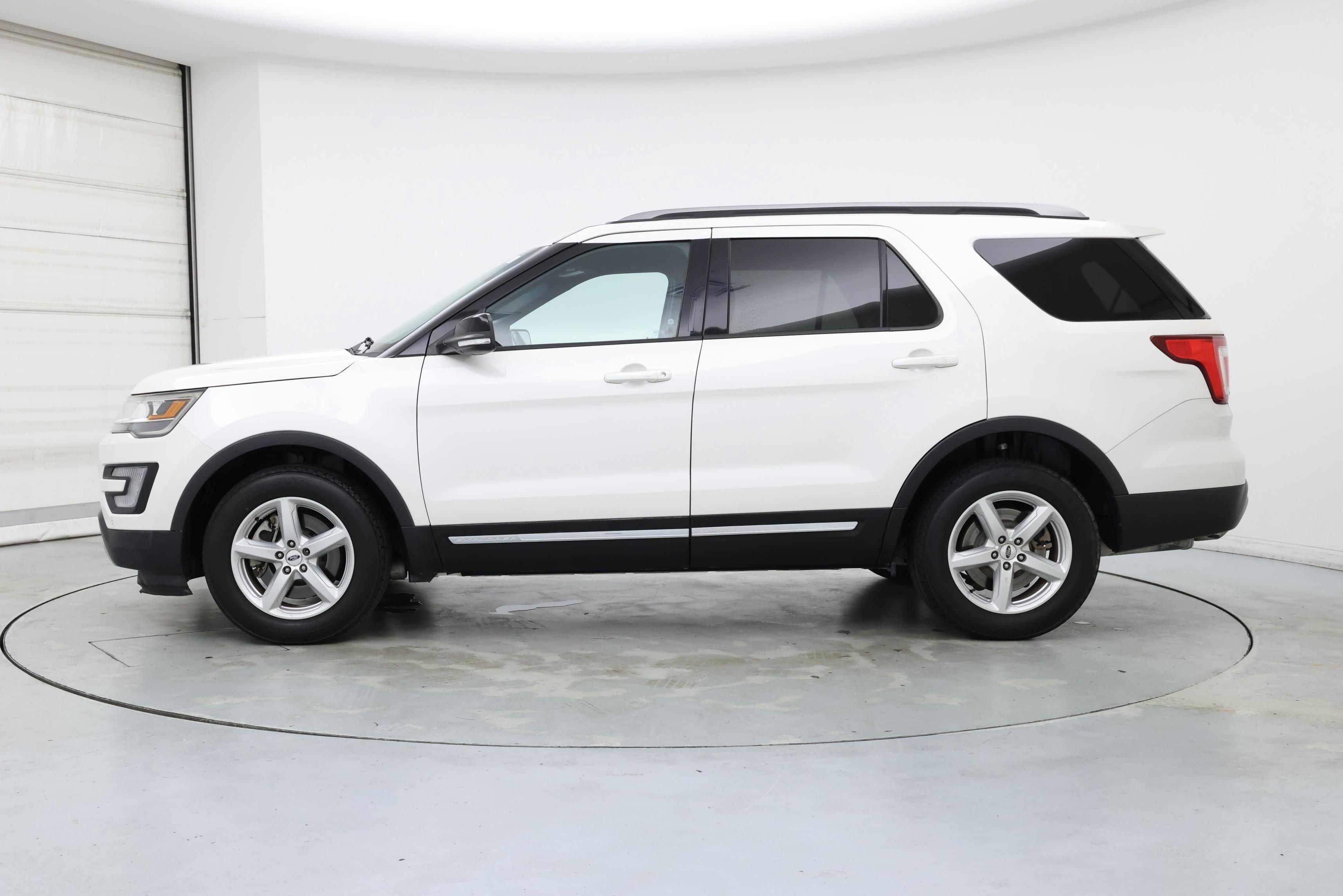 Thumbnail: 2017 Ford Explorer - 3